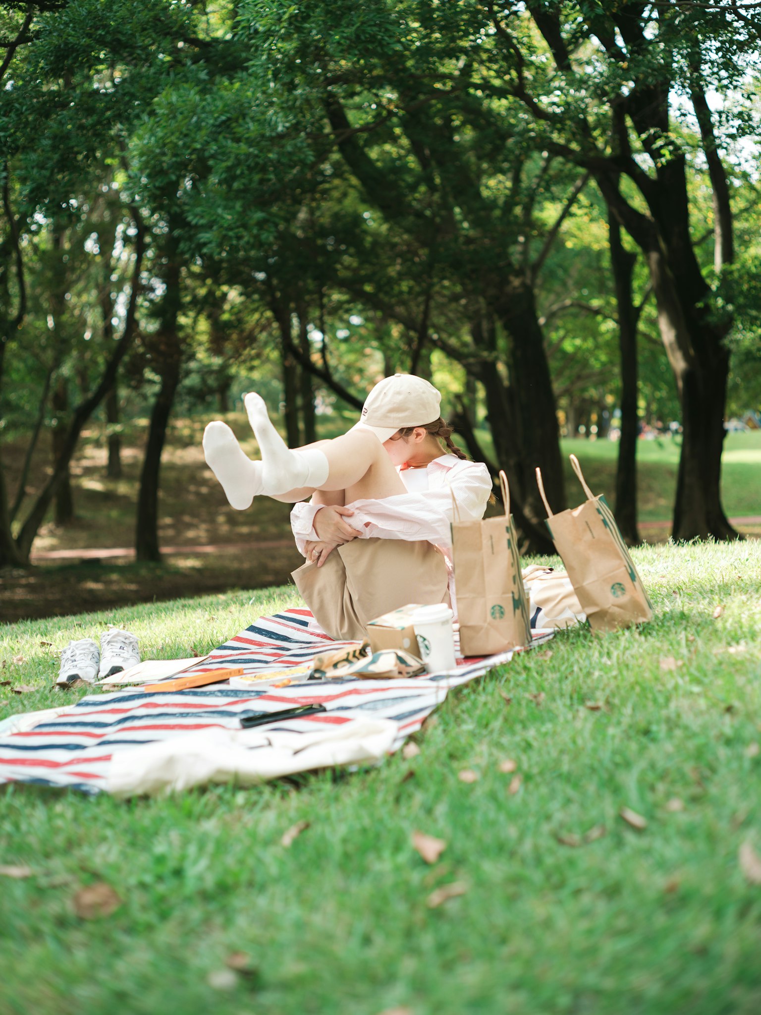 暗い背景にシンプルなデザインのグラフィック