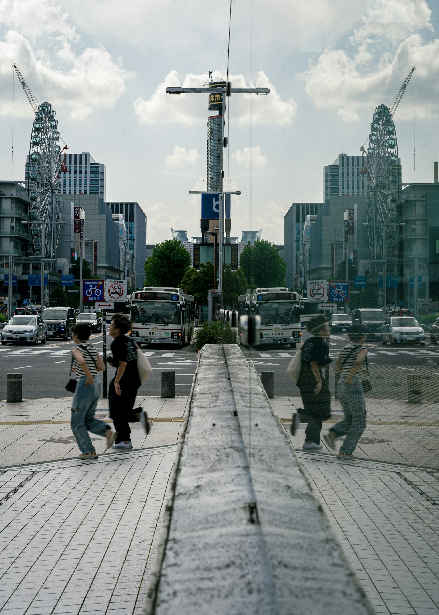 Calle de la ciudad reflejando edificios y peatones