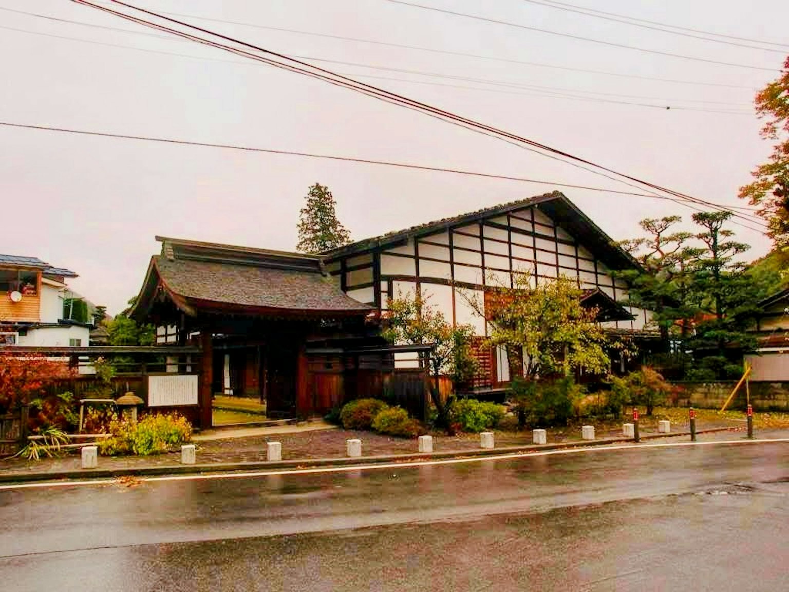Edificio japonés tradicional en un entorno lluvioso