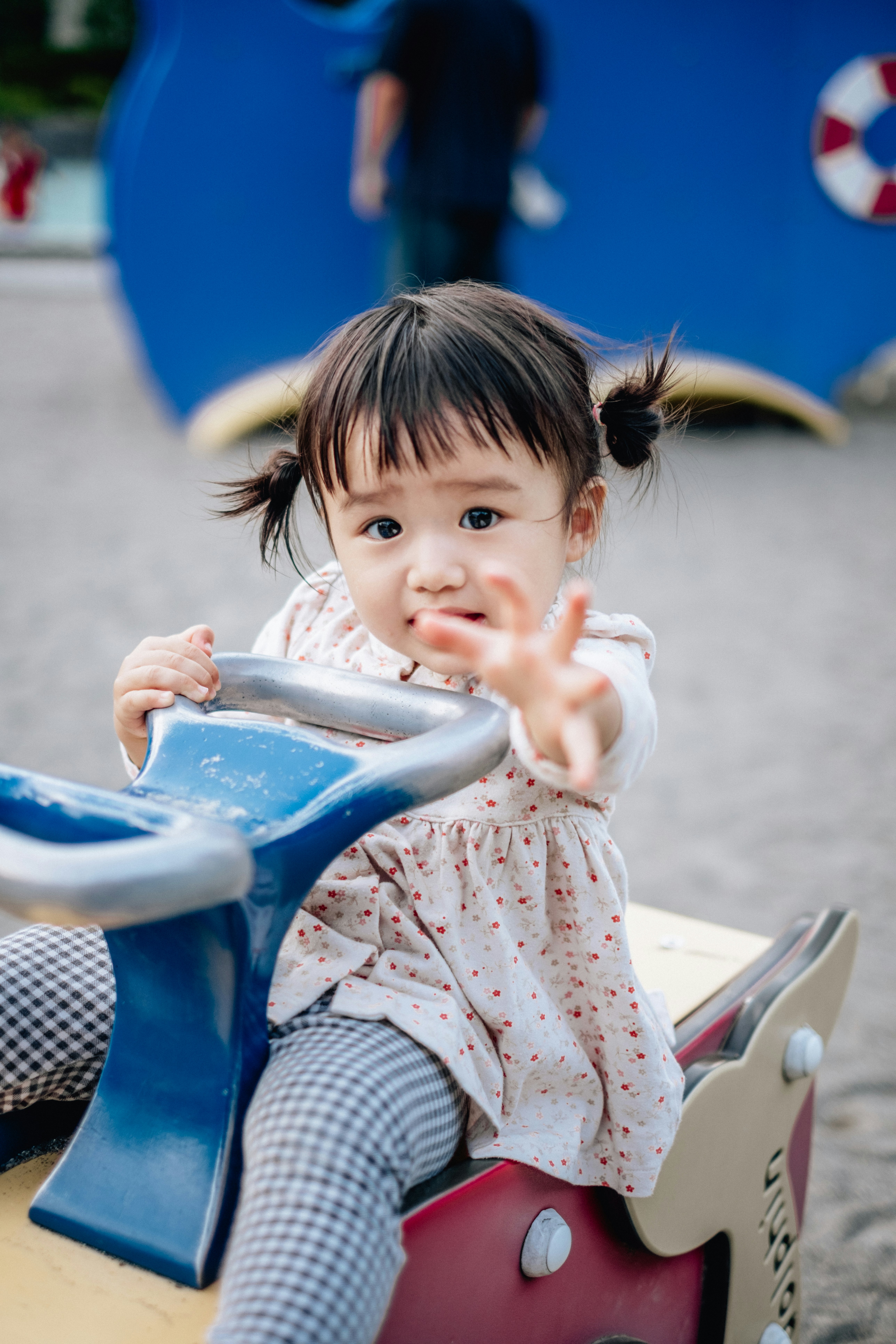 bebé sonriente sentado en un juego infantil azul