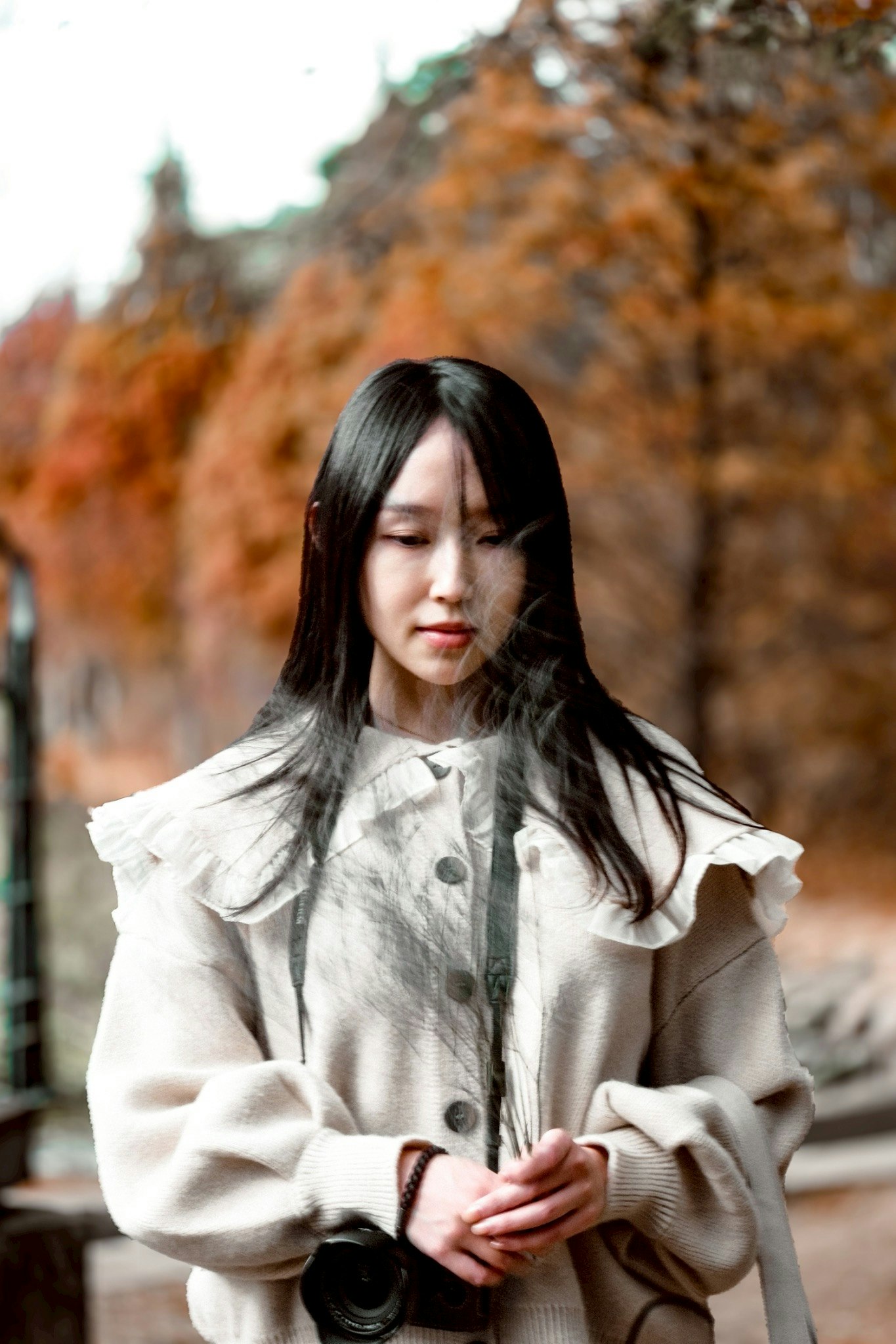 秋の風景の中で微笑む女性のポートレート