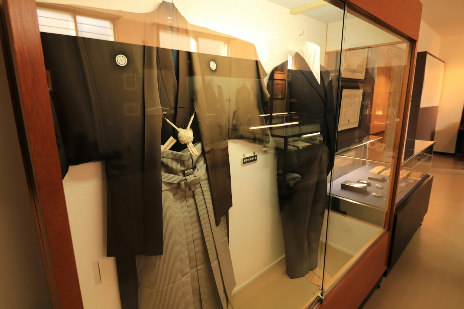 Vêtements japonais traditionnels exposés dans une vitrine en verre