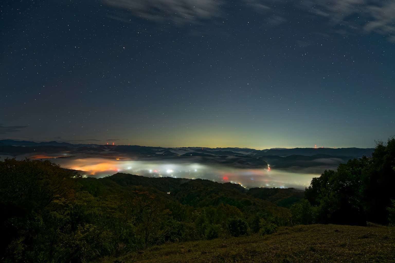 星空下被雾气笼罩的山谷壮丽景观