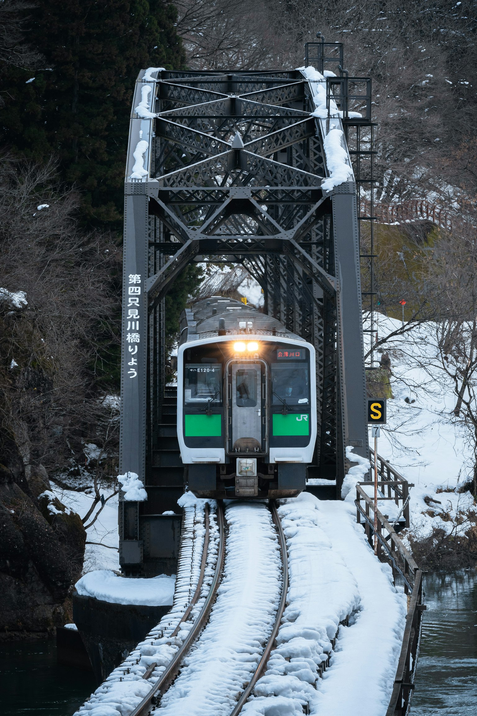 火車穿越被雪覆蓋的鐵路橋