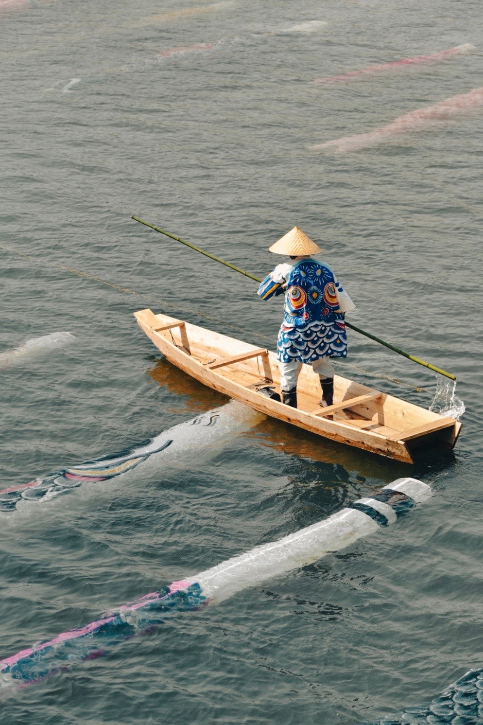 田舎の町で鯉流しをする小舟の人物