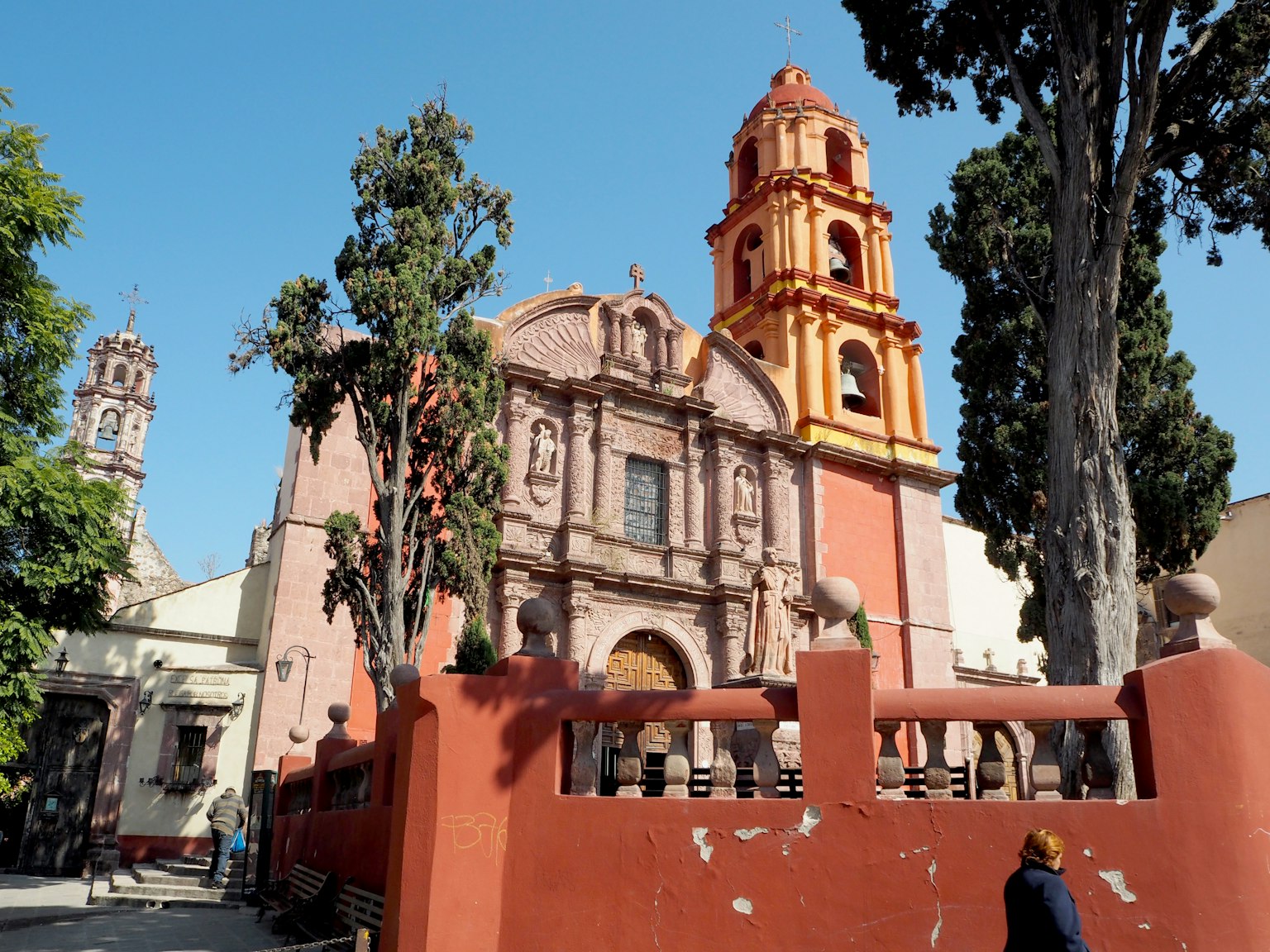 Chiesa colorata con alberi circostanti e architettura vivace