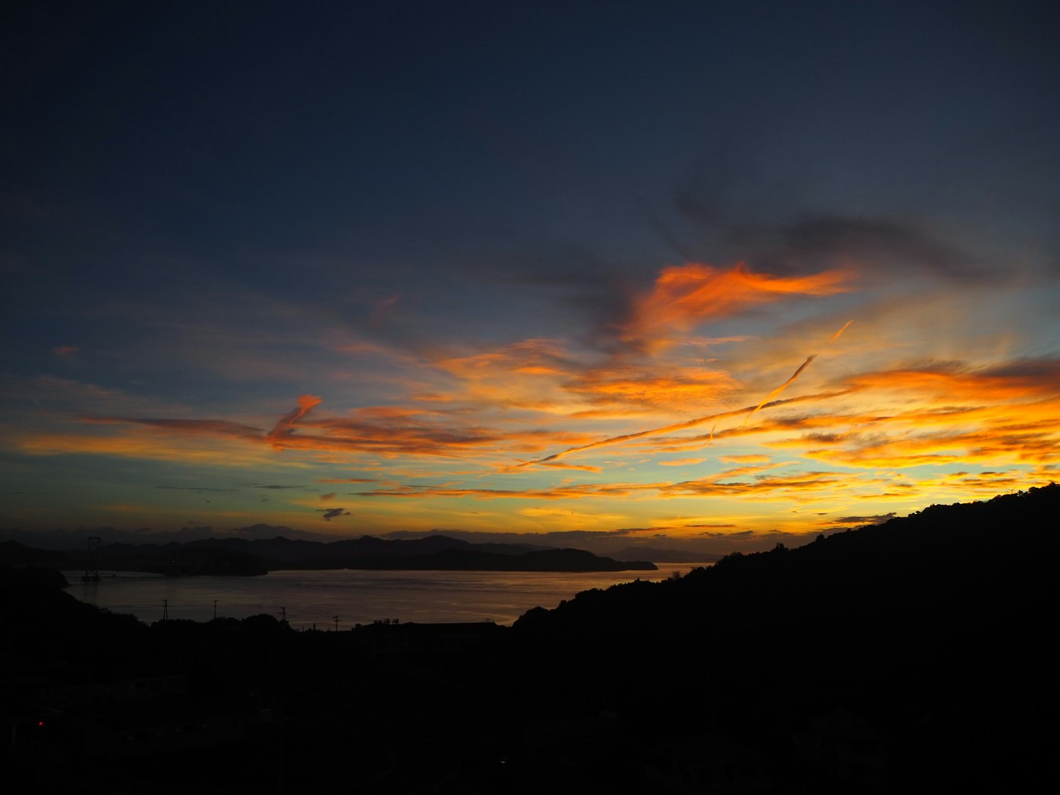Hermoso cielo de atardecer con silueta de montaña