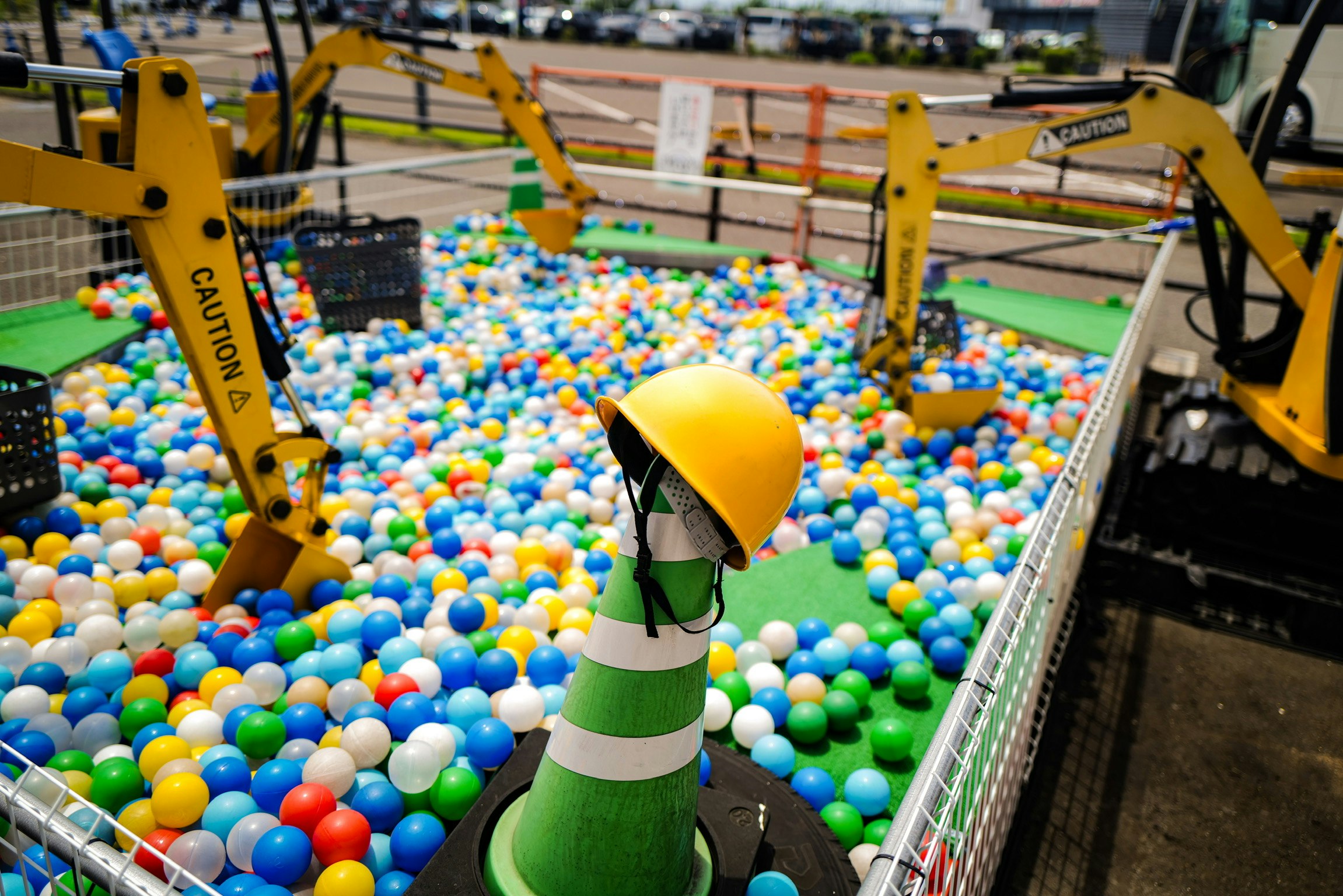 カラフルなボールプールの遊具と子どもの帽子