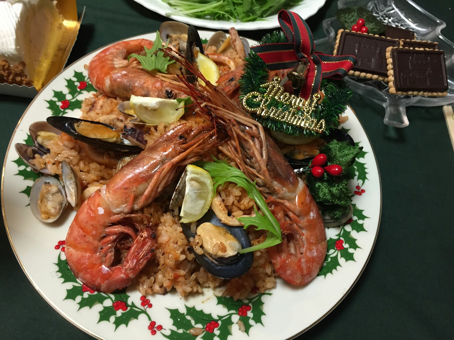Ein festlicher Teller mit Garnelen und Muscheln dekoriert für Weihnachten