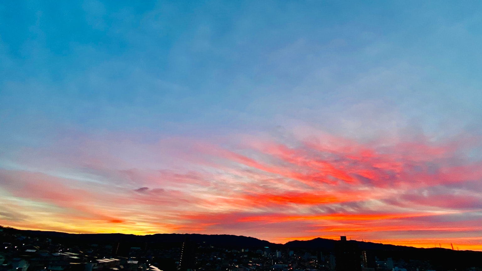 Schöne Panoramaansicht des Sonnenuntergangshimmels und der Berge