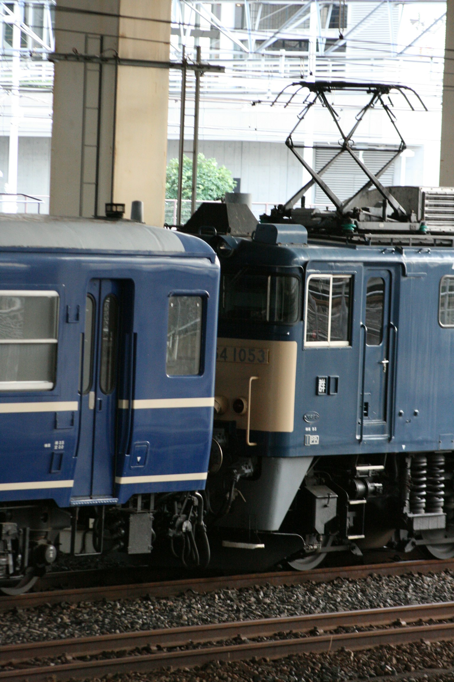 Tren azul y locomotora en proximidad