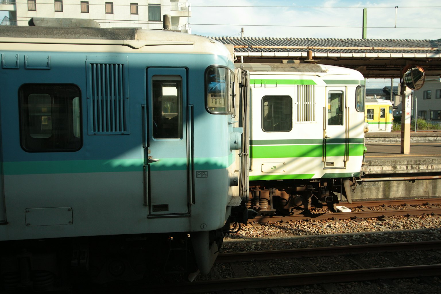 รถไฟสีน้ำเงินและสีเขียวที่สถานีรถไฟ