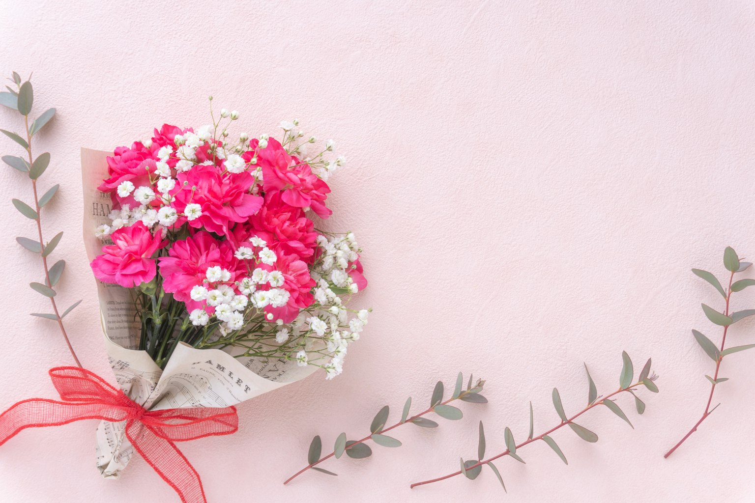 Rangkaian bunga pink dengan daun hijau di latar belakang lembut