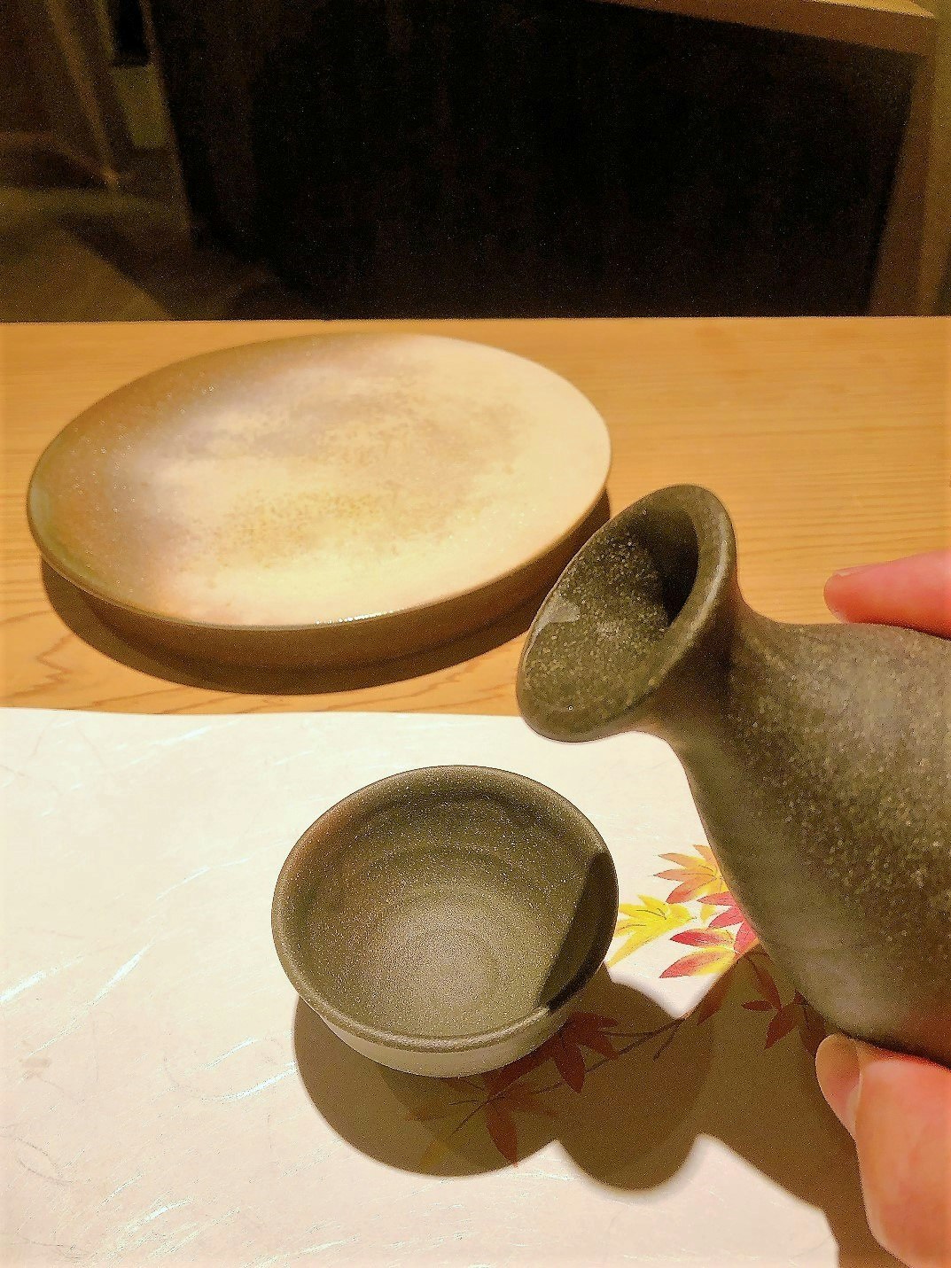 湯気のない茶器と湯のみのあるテーブル