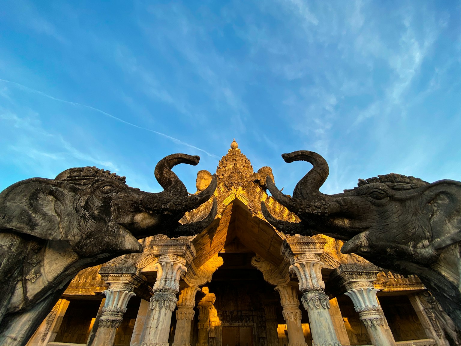 Pintu masuk kuil dengan dua gajah dan langit biru
