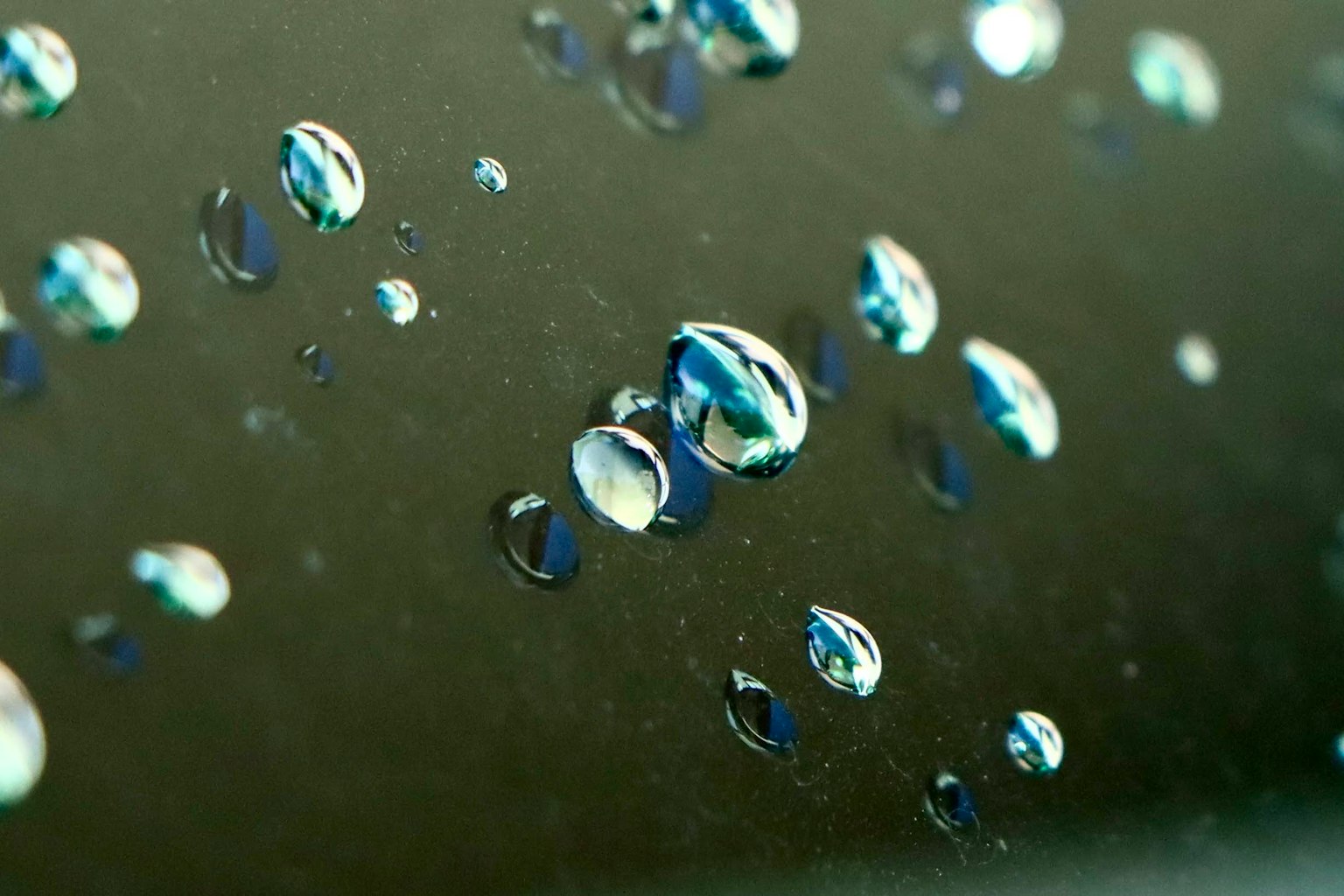 Image en gros plan de gouttes d'eau sur un fond sombre