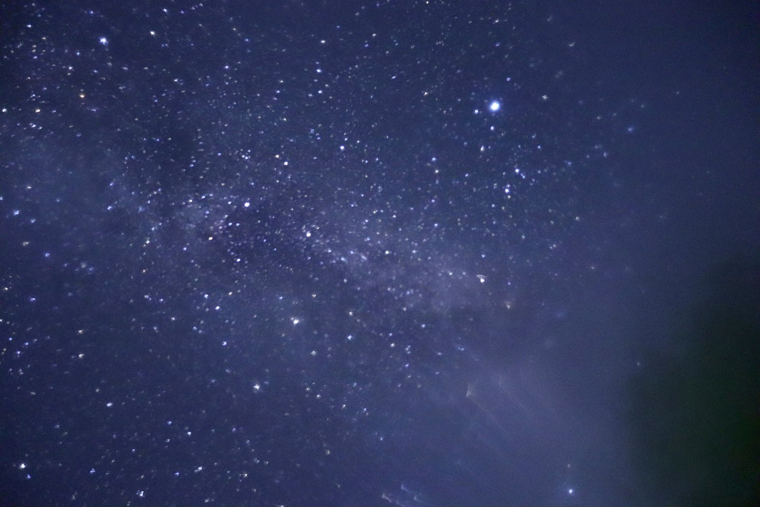 Ciel nocturne magnifique rempli d'étoiles brillantes