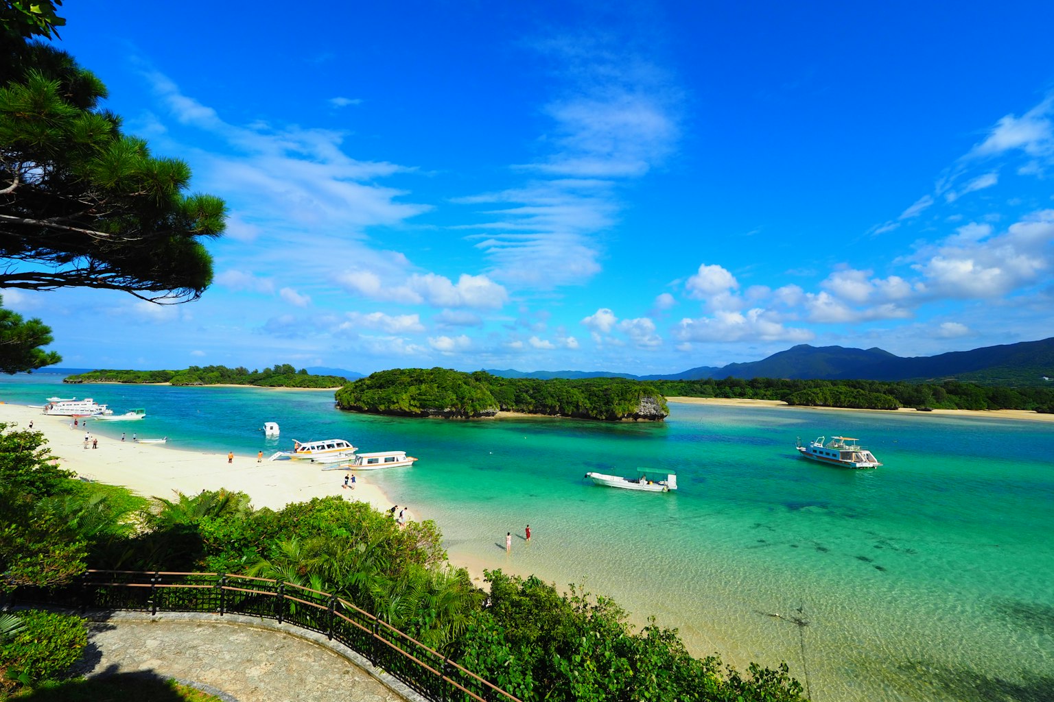 Paesaggio bellissimo con mare blu e spiaggia di sabbia bianca con barche