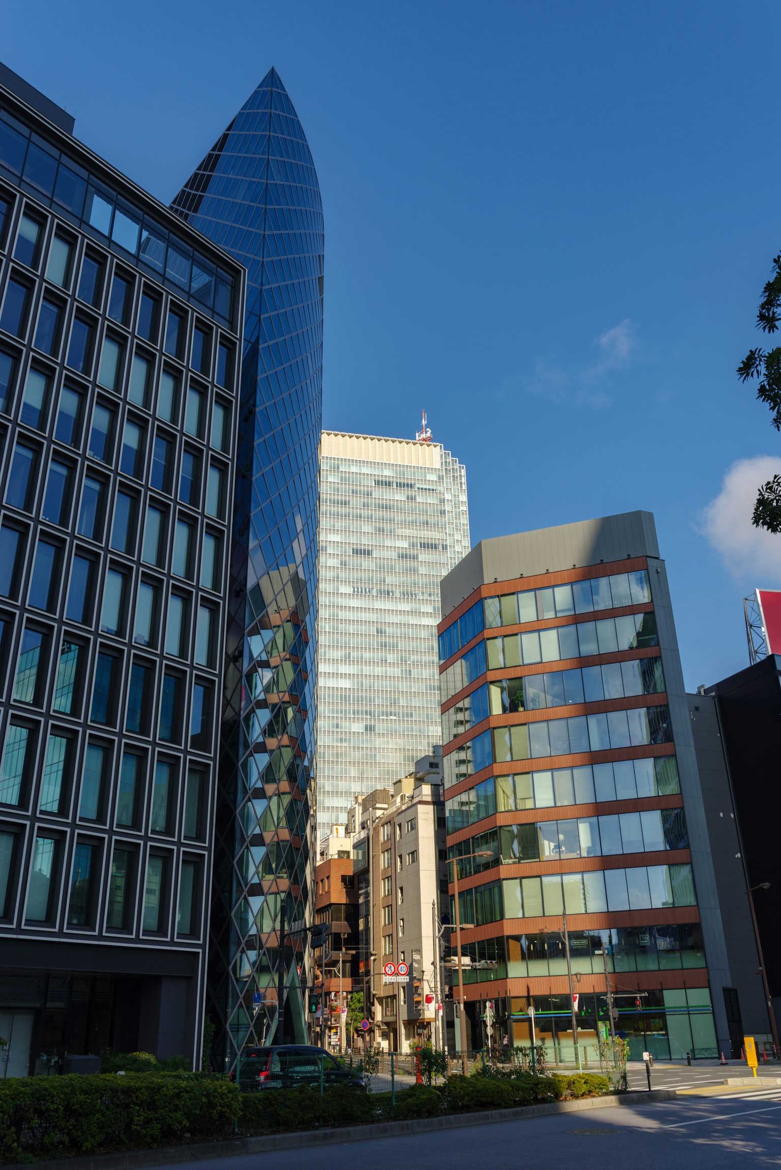 Foto de edificios modernos con un rascacielos y fachadas de vidrio