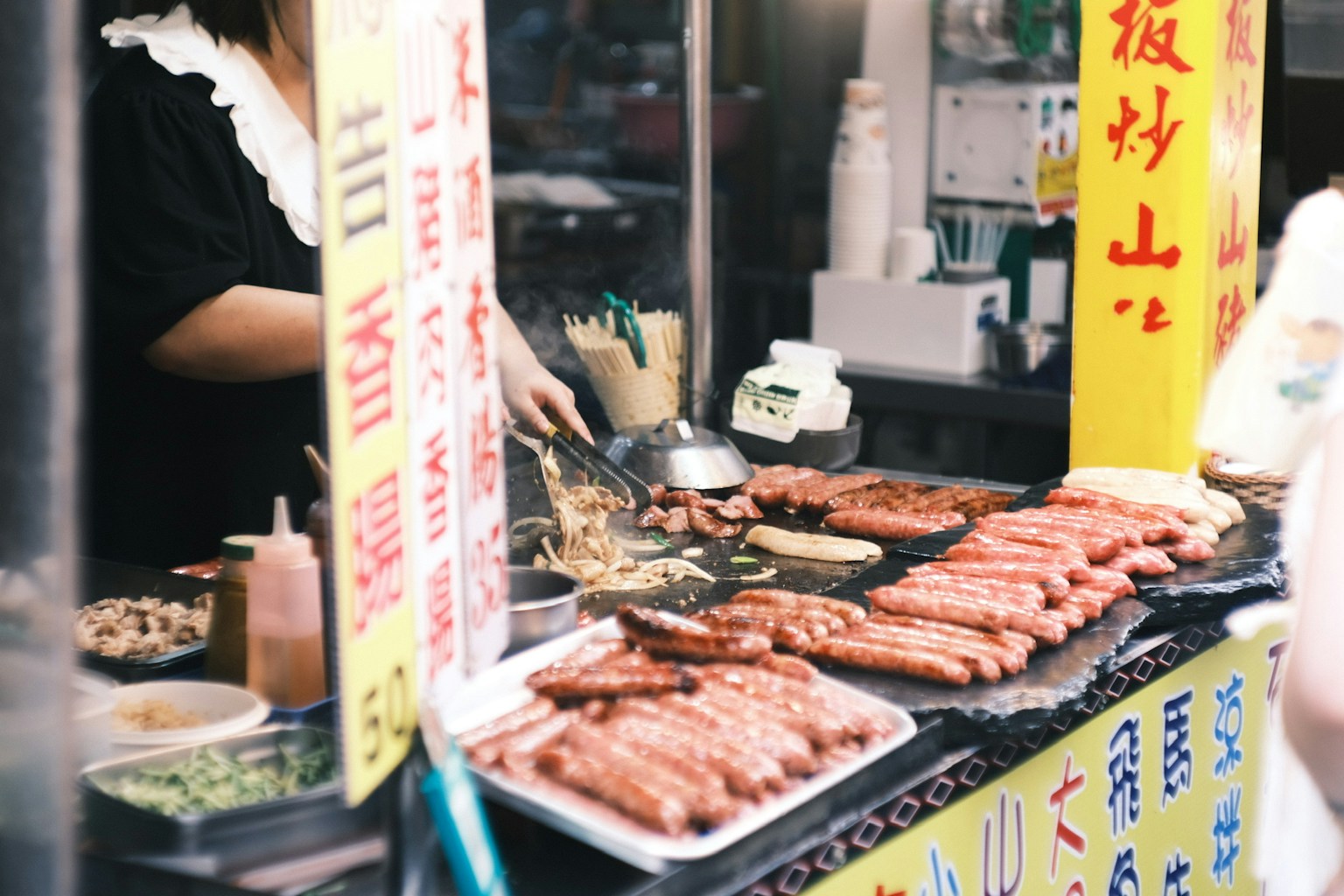 Stand de nourriture de rue avec des saucisses grillées et divers plats