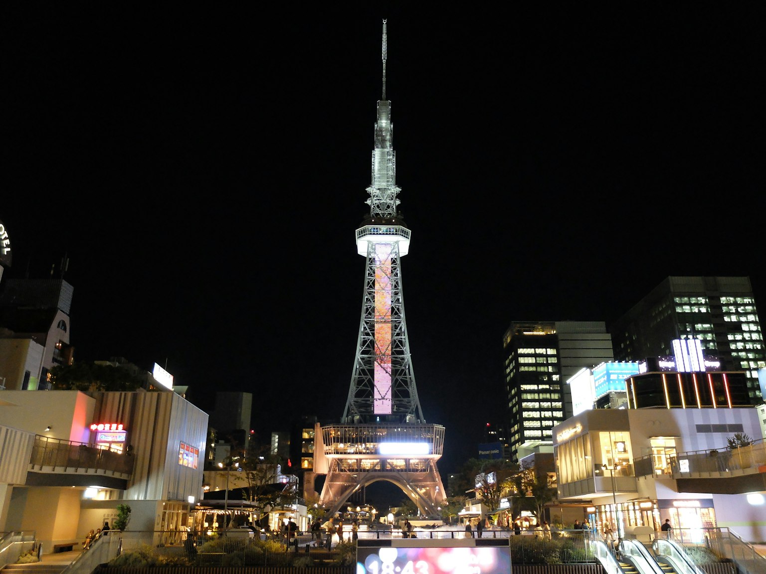 Menara TV Nagoya di malam hari dengan gedung-gedung sekitarnya