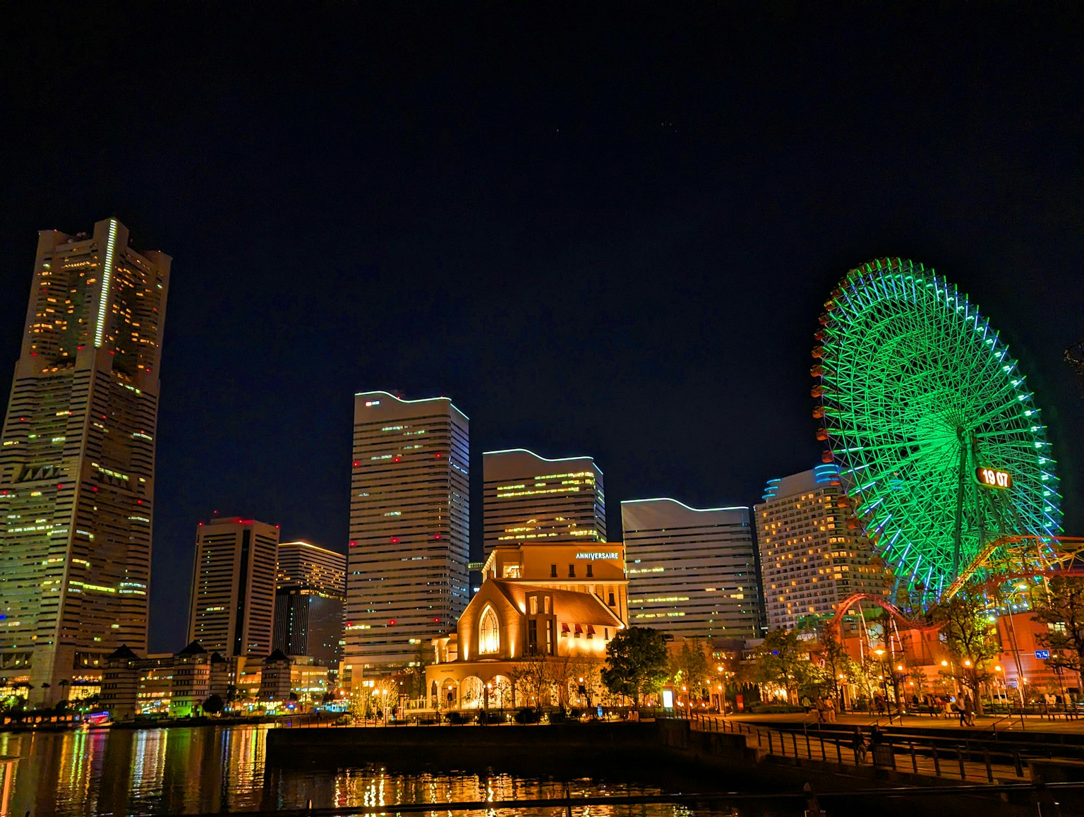 Vista nocturna de Yokohama con una noria verde