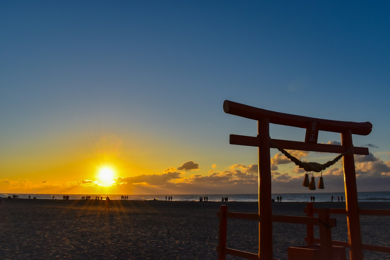 Rotes Torii-Tor silhouettiert gegen einen schönen Sonnenuntergang