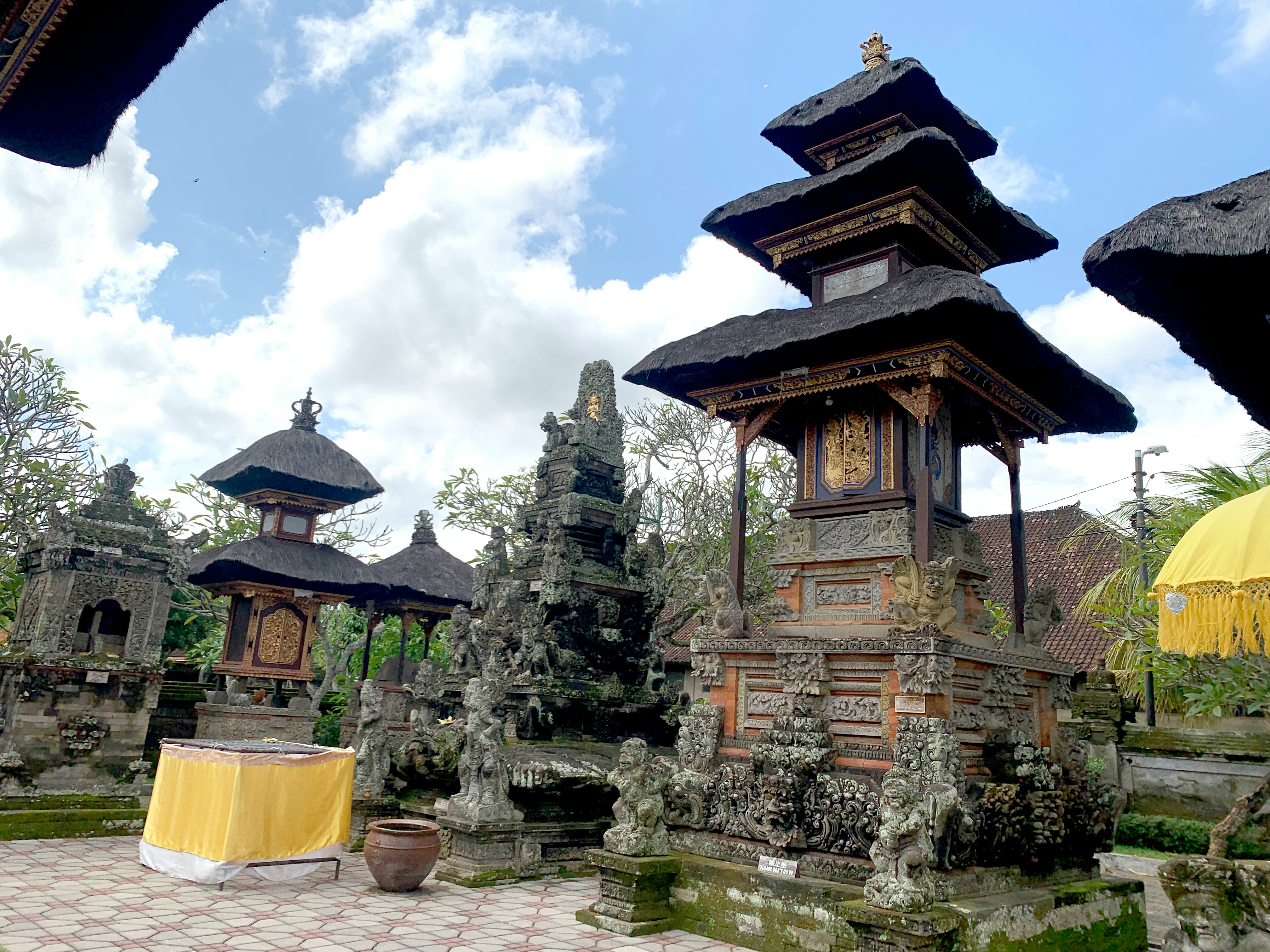 Cổng đền phong cách Bali và khu vườn sân trong