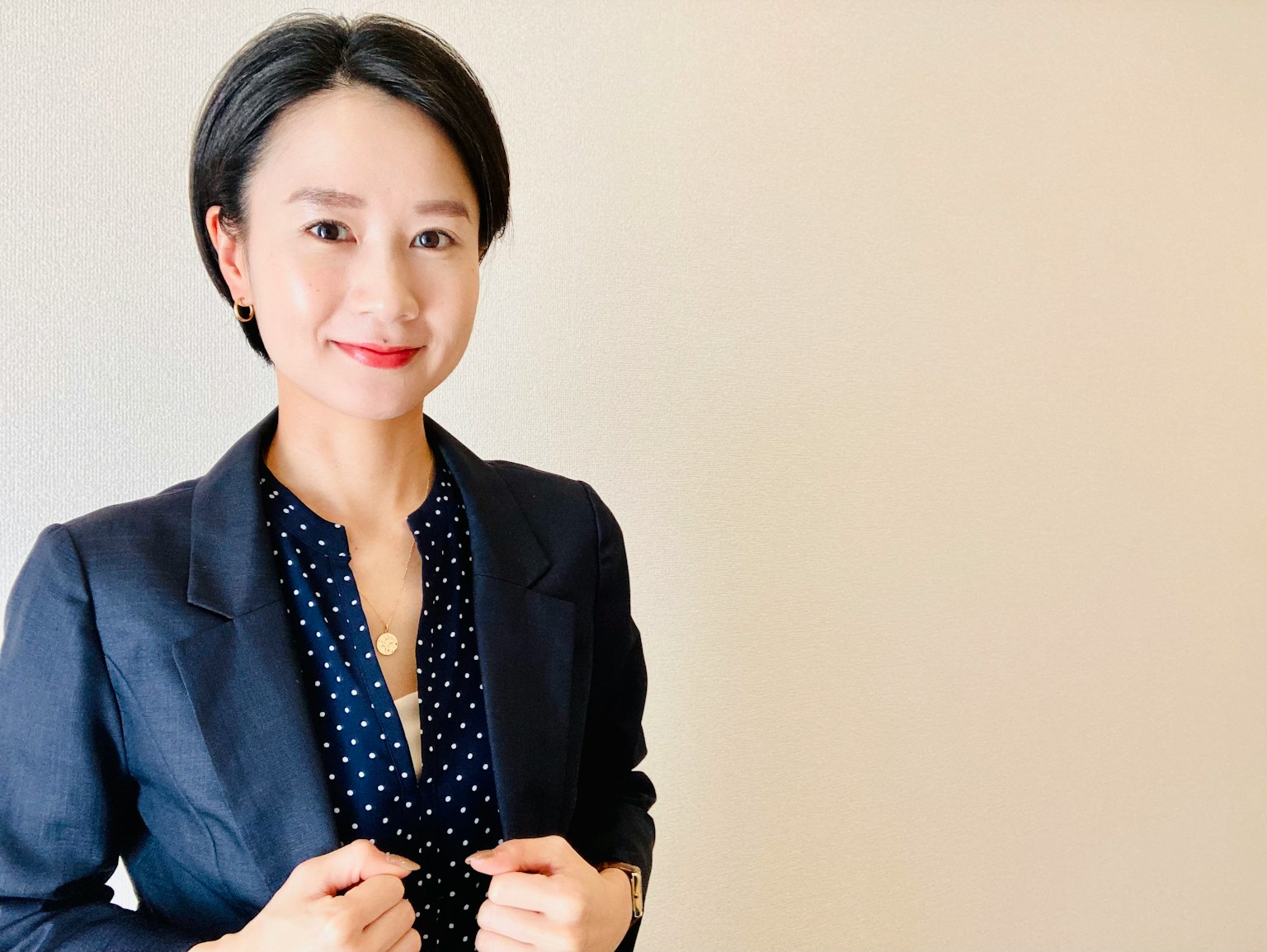 비즈니스 정장을 입고 미소 짓고 있는 여성의 초상