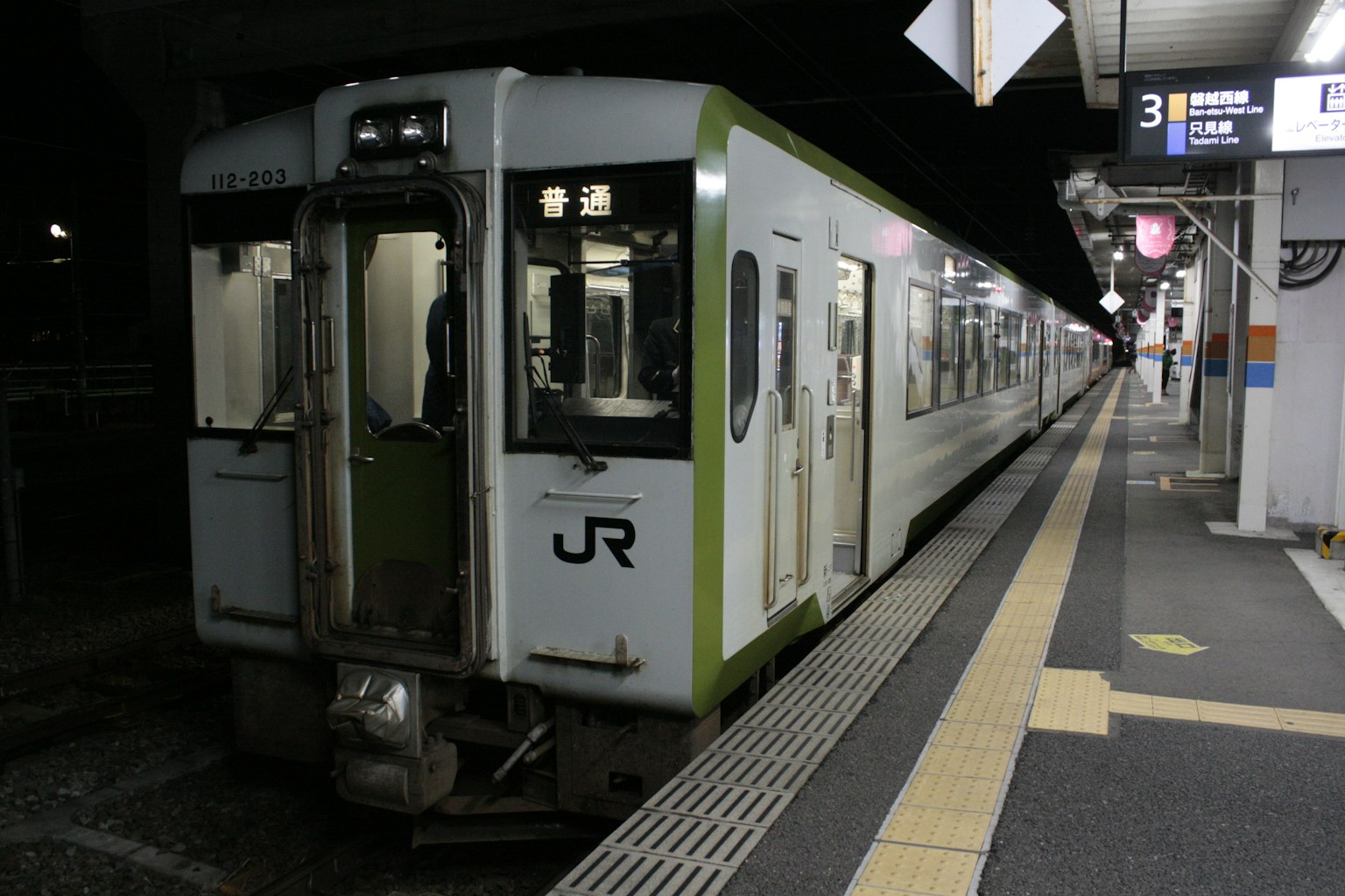 夜间在车站停靠的JR列车