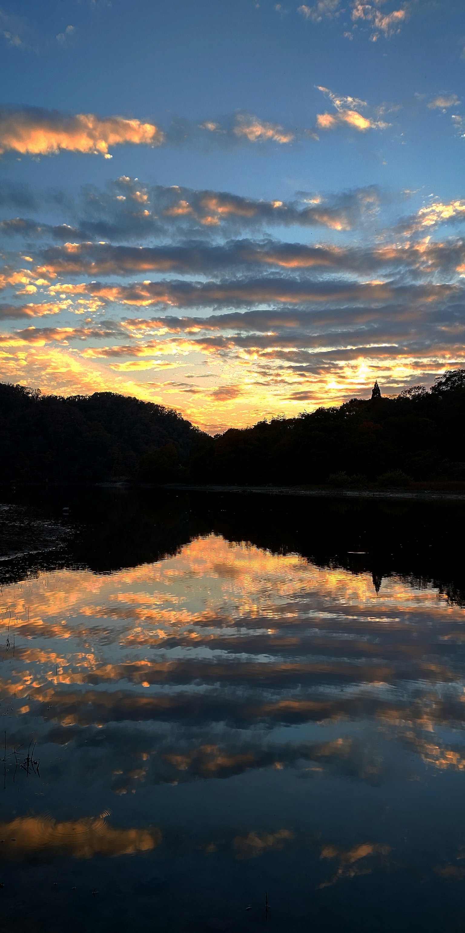 Schöner Sonnenuntergang spiegelt sich in einem See