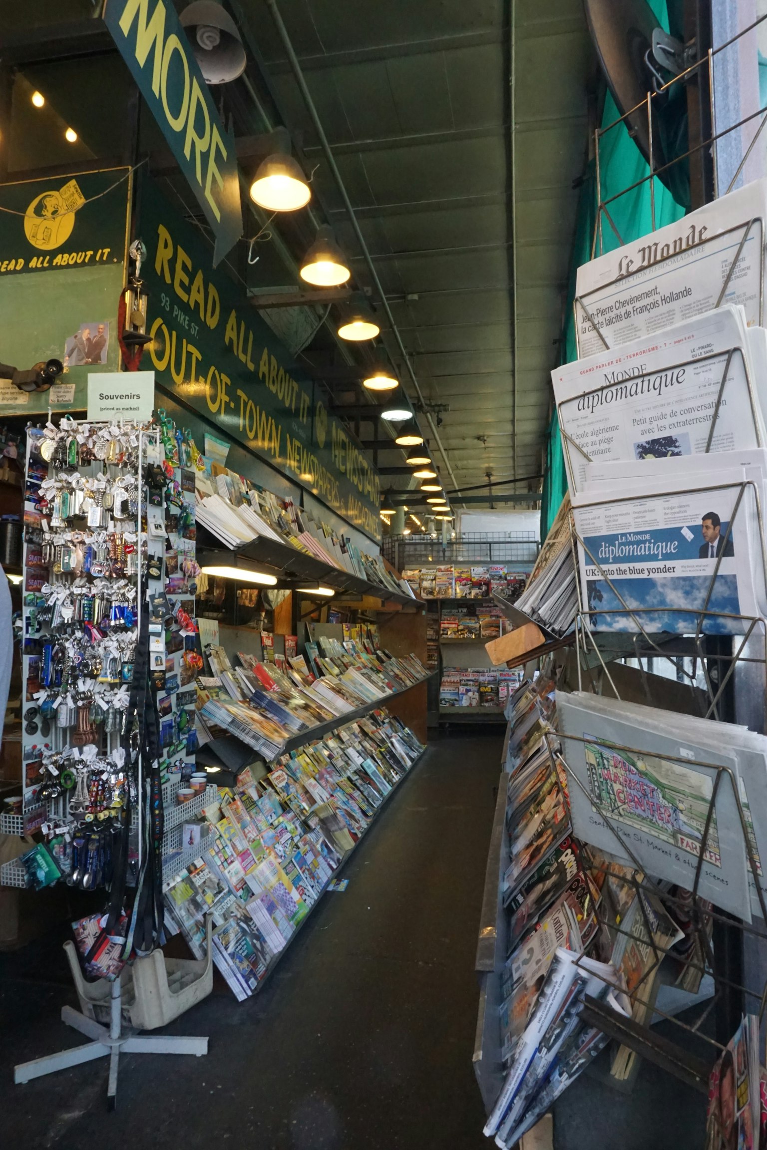 Ein schmaler Gang voller Zeitschriften und Zeitungen in einem Geschäft