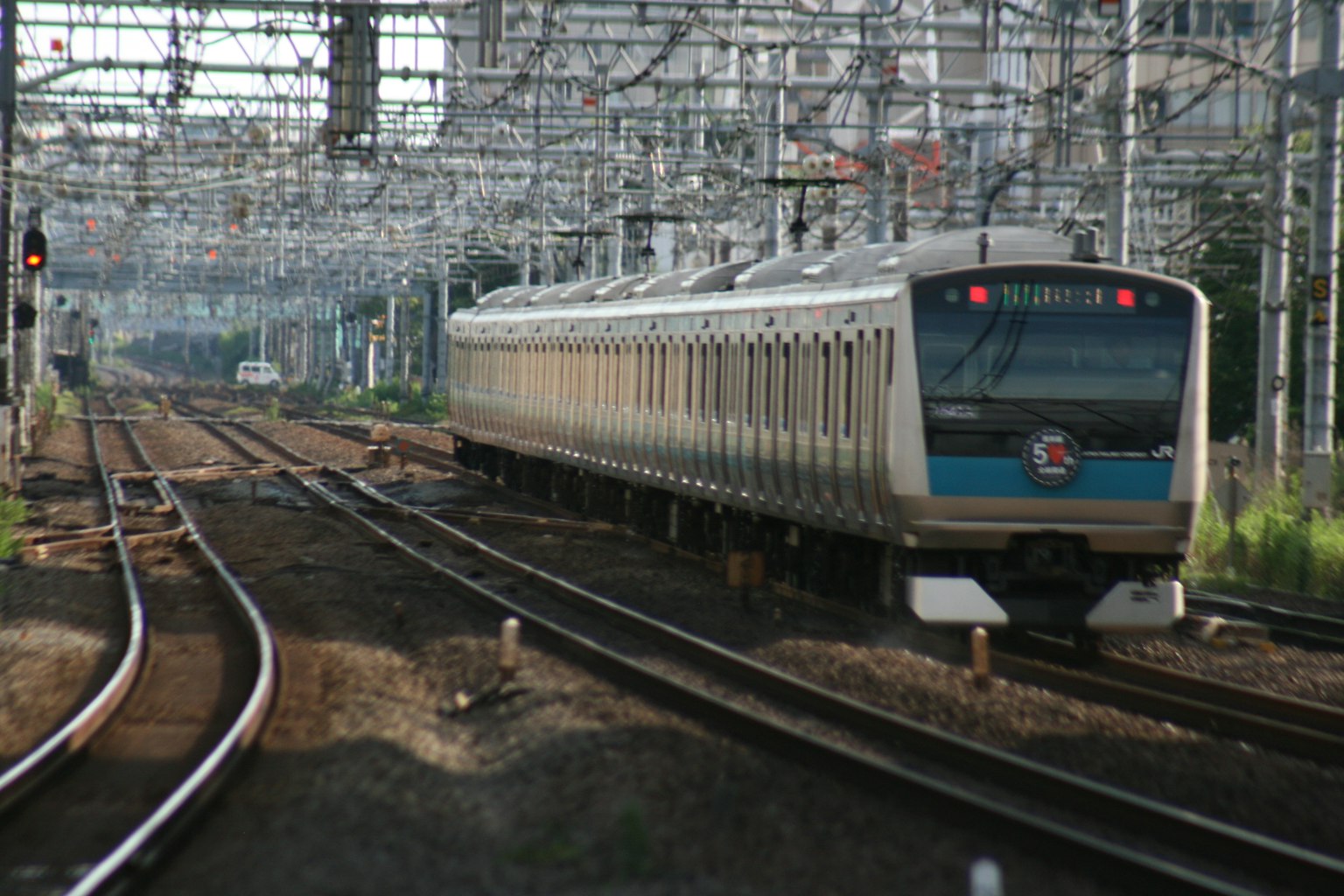 รถไฟญี่ปุ่นวิ่งบนรางที่มีสายไฟฟ้ามองเห็น