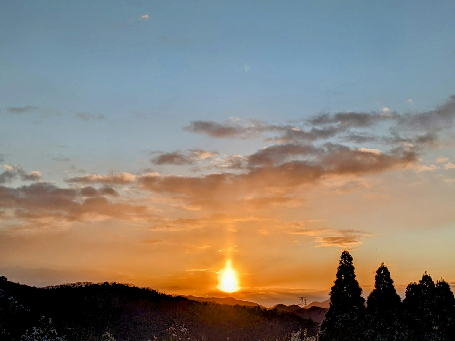 Bellissimo paesaggio del tramonto sulle montagne