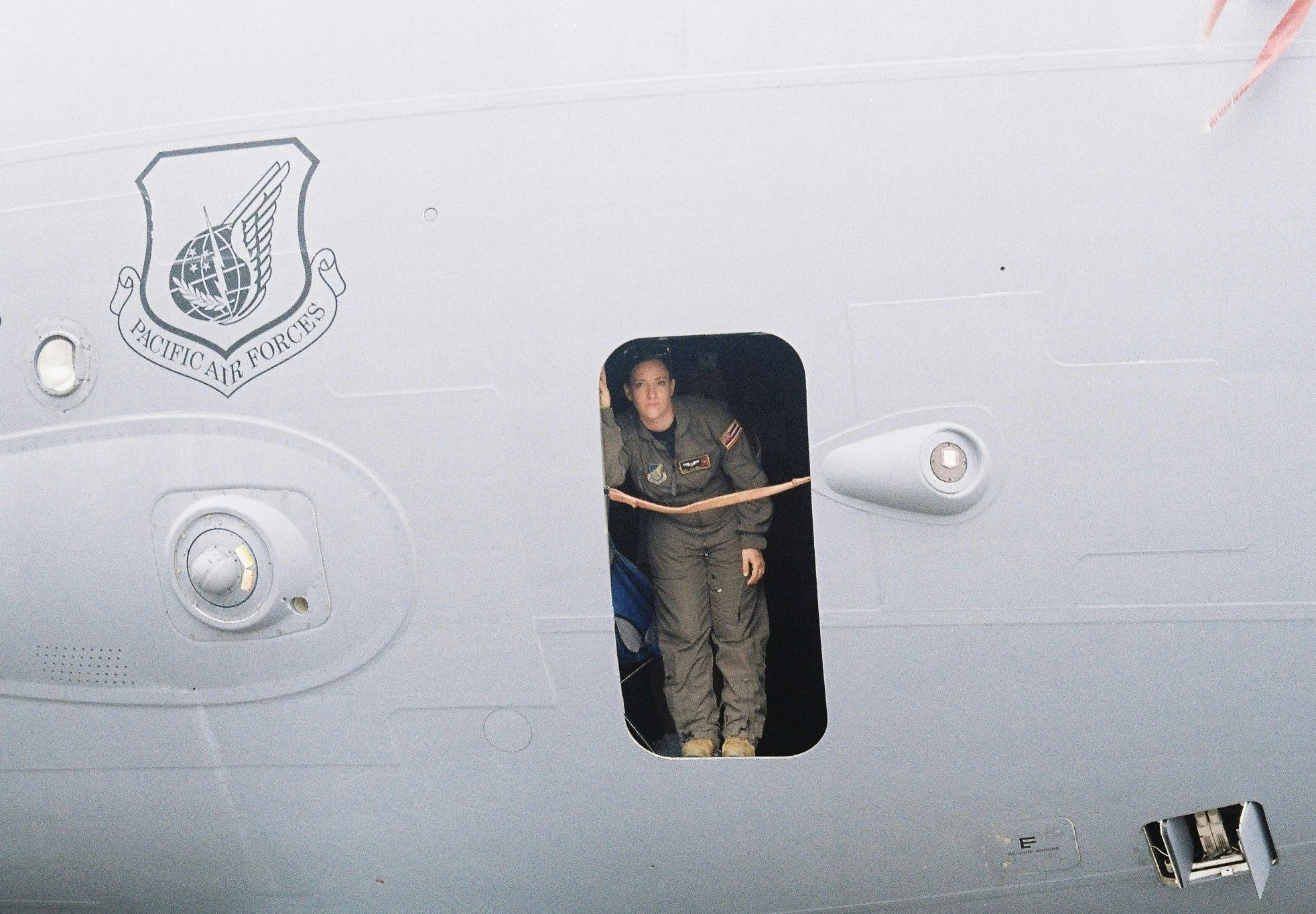 Person im Spiegelbild in einem Fenster am Flugzeugrumpf