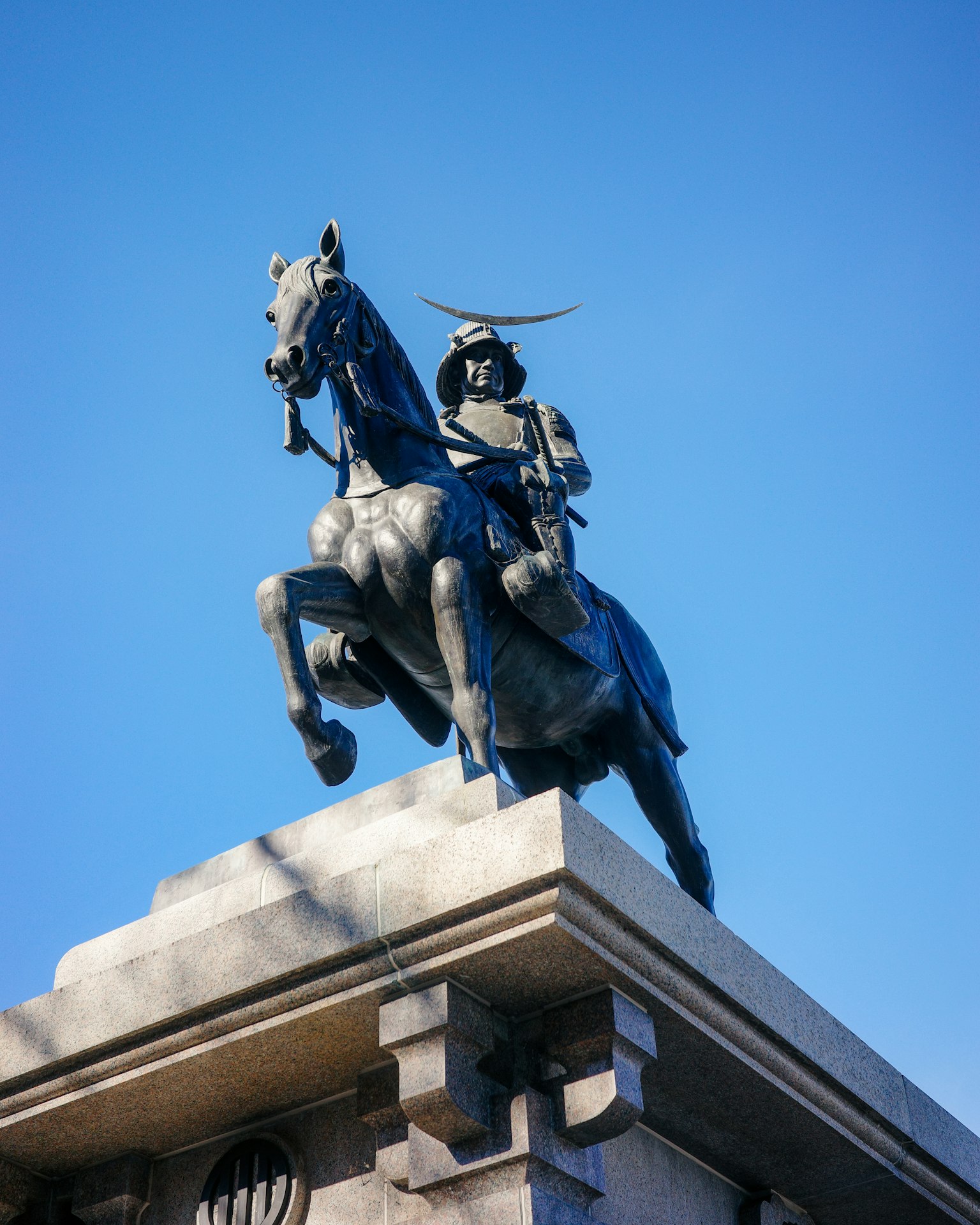 Statue en bronze d'un guerrier à cheval sous un ciel bleu