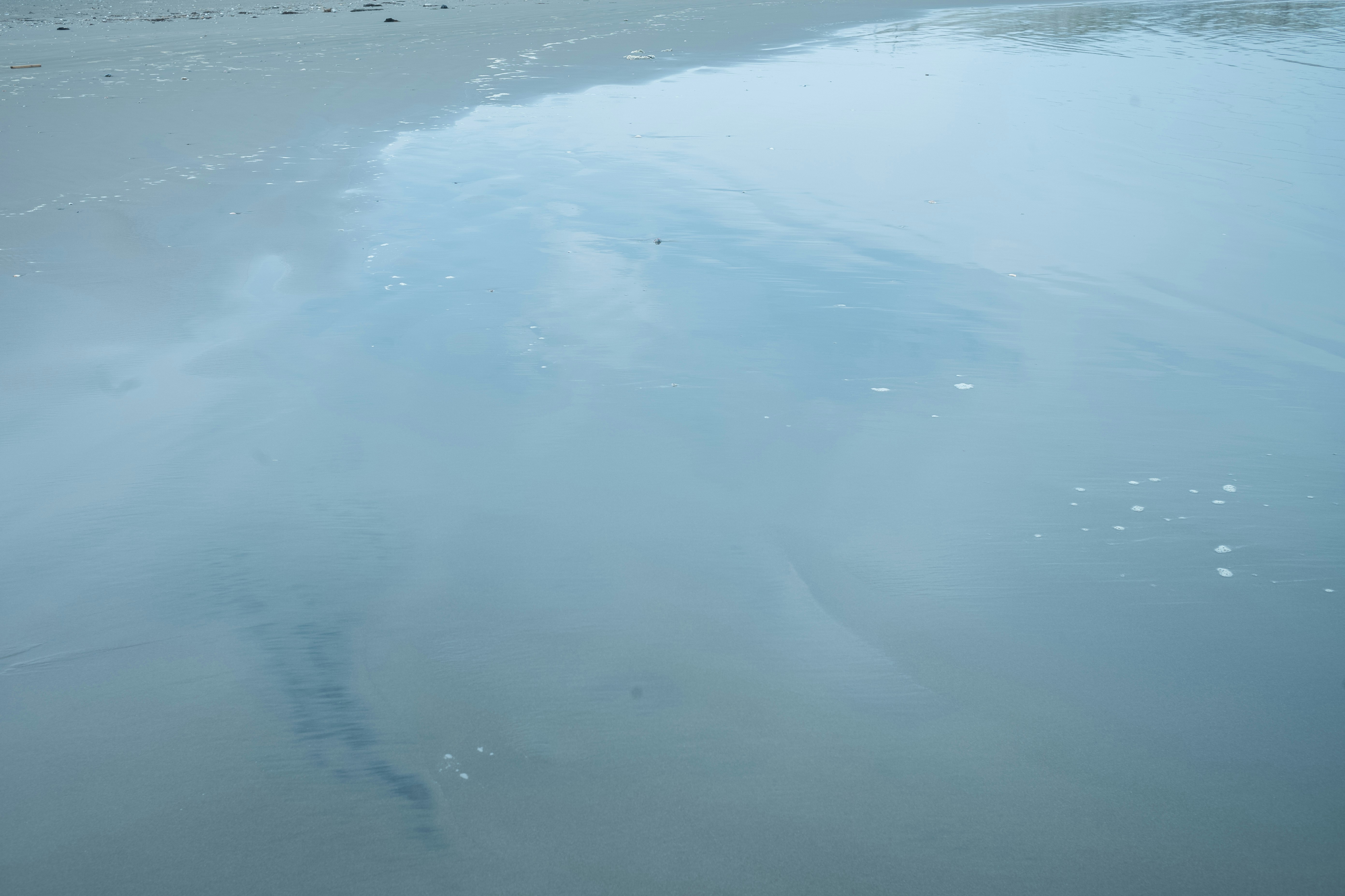 superficie dell’oceano calma con increspature