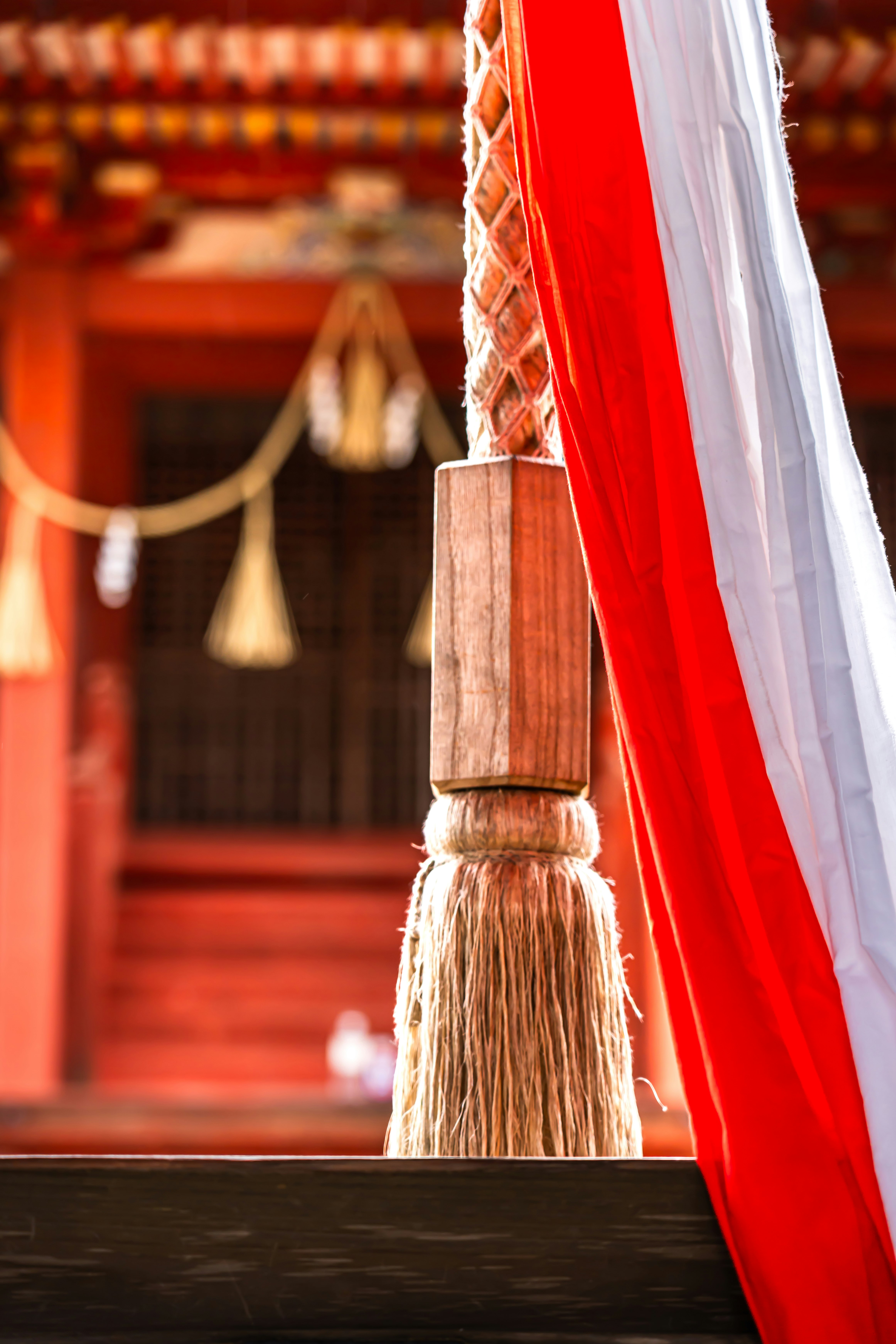 紅色暖簾與神社通道旁的掃帚