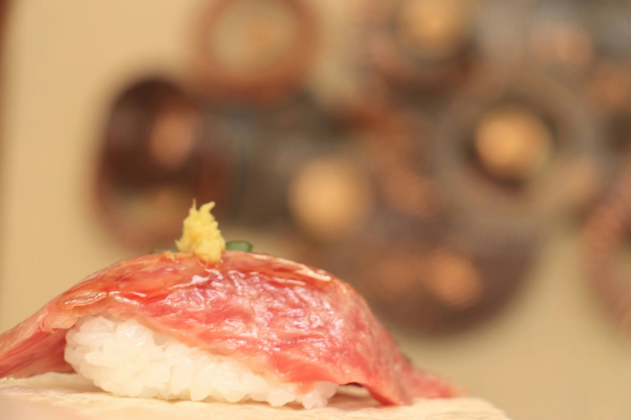 gros plan sur un nigiri au saumon rouge