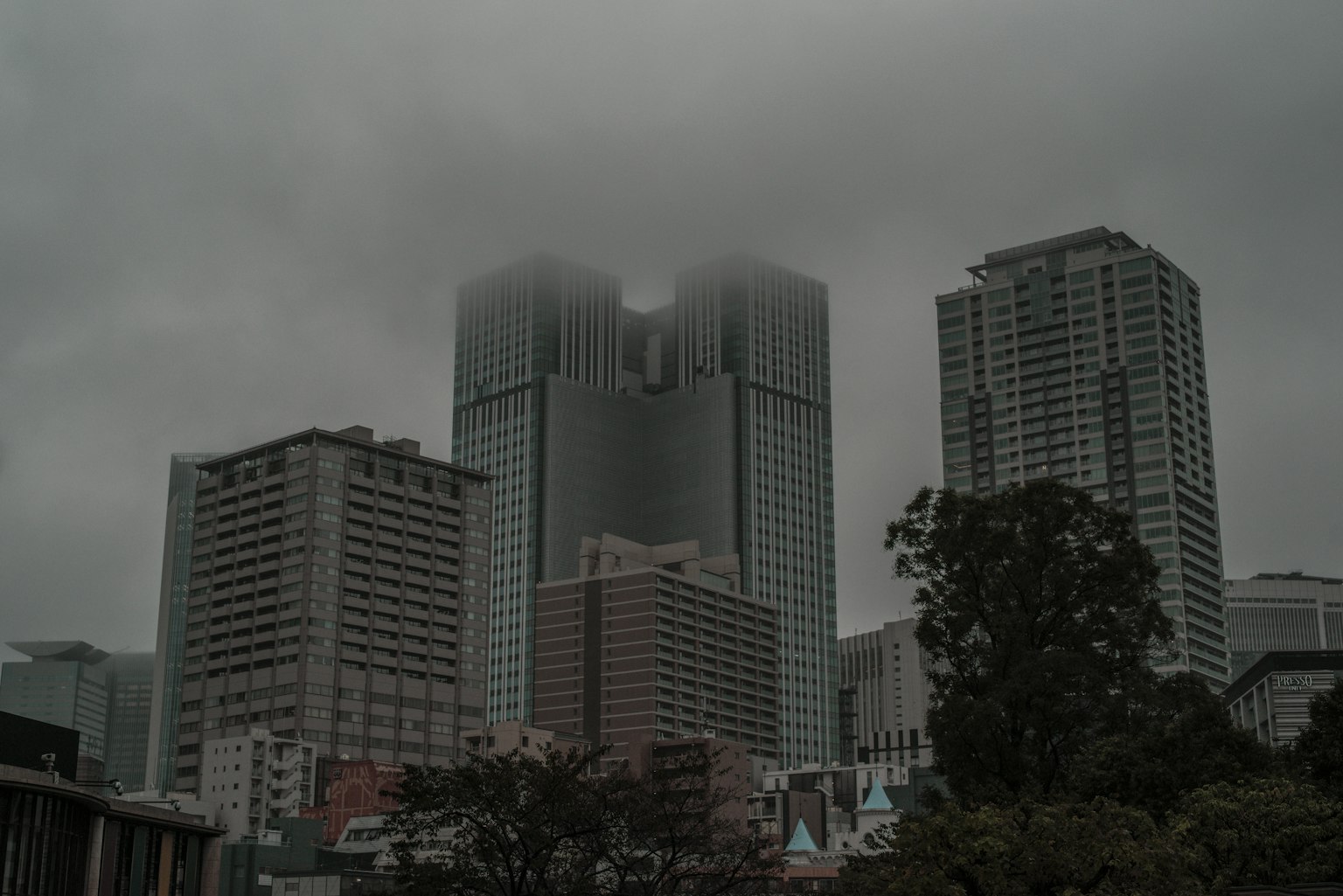 Skyline di una città con alti edifici sotto un cielo nuvoloso