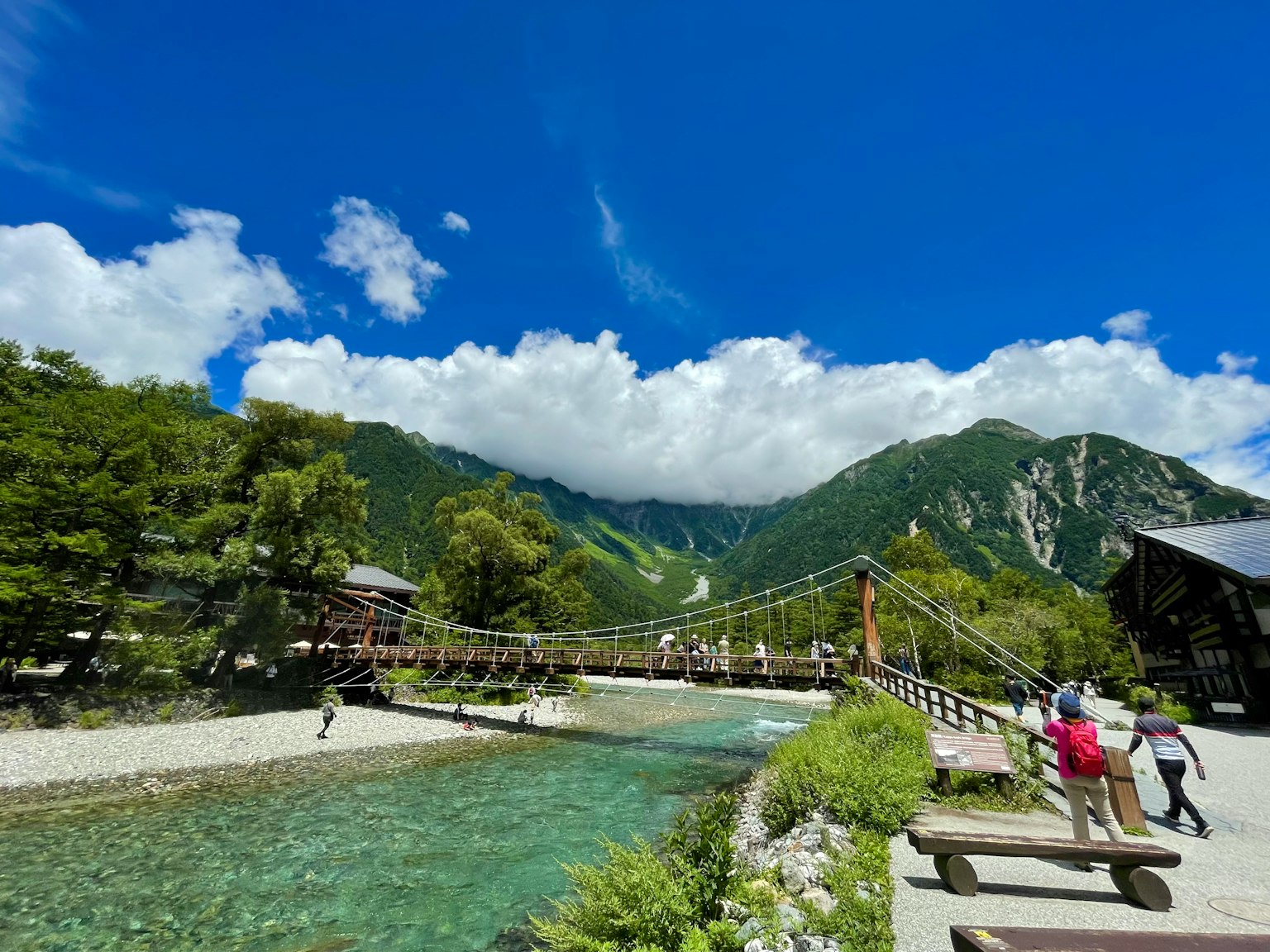风景如画的河流和山脉及吊桥