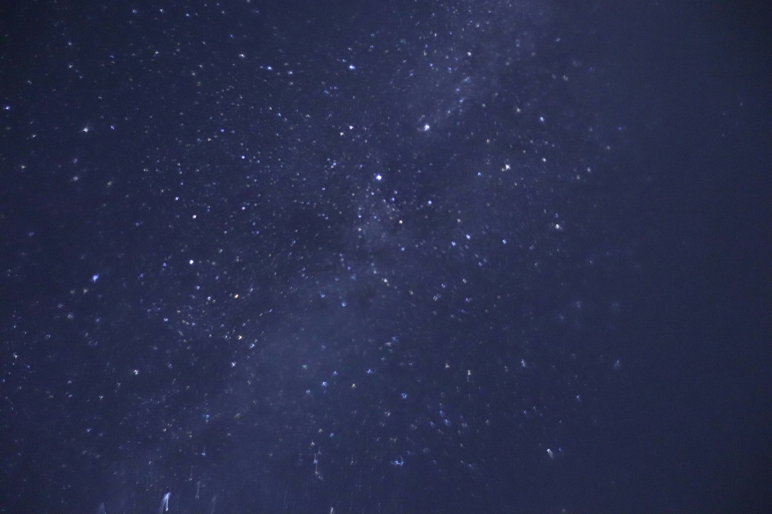 Un ciel étoilé présentant de nombreuses étoiles et une galaxie