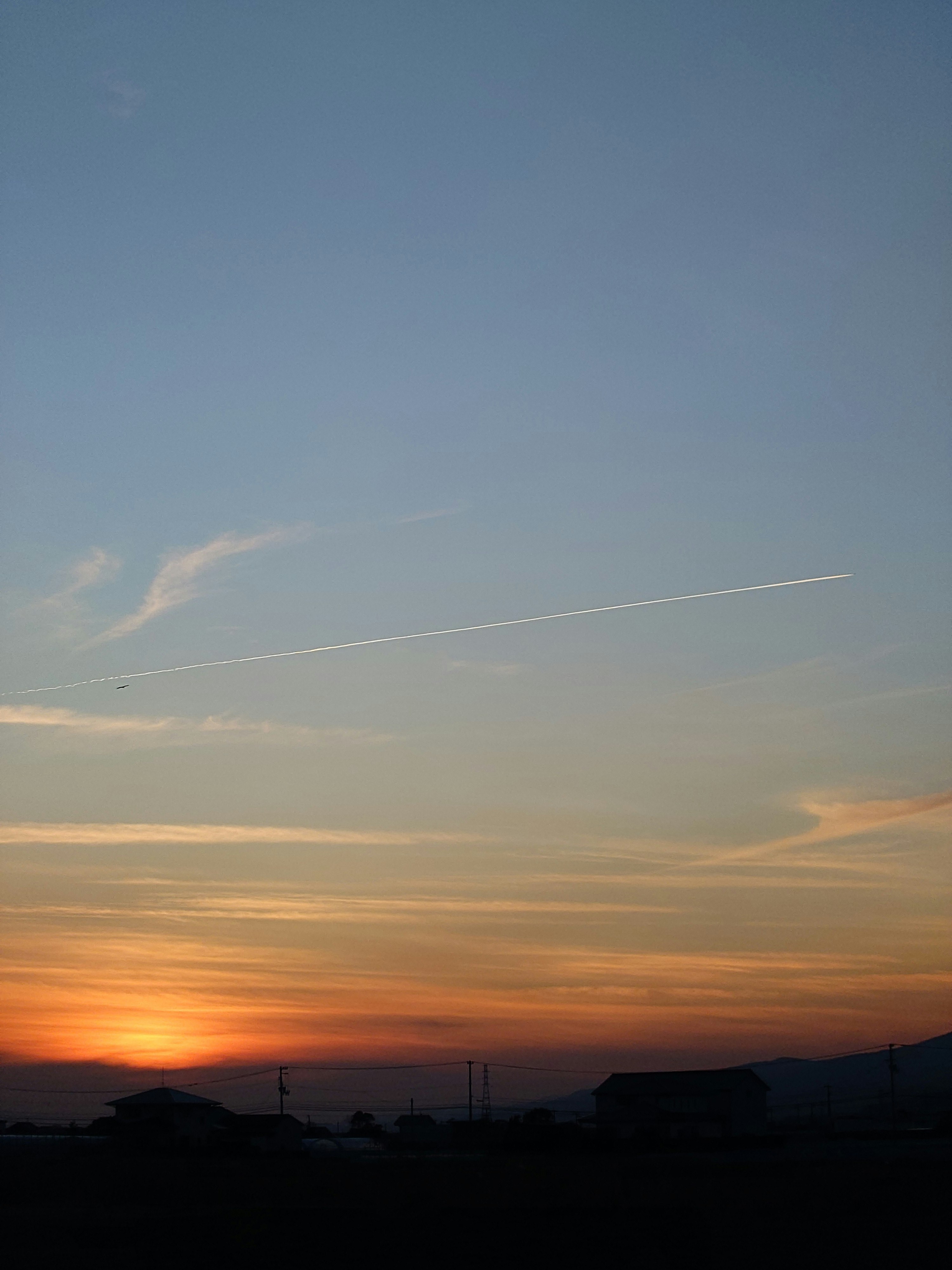 estela de avión en el cielo al atardecer