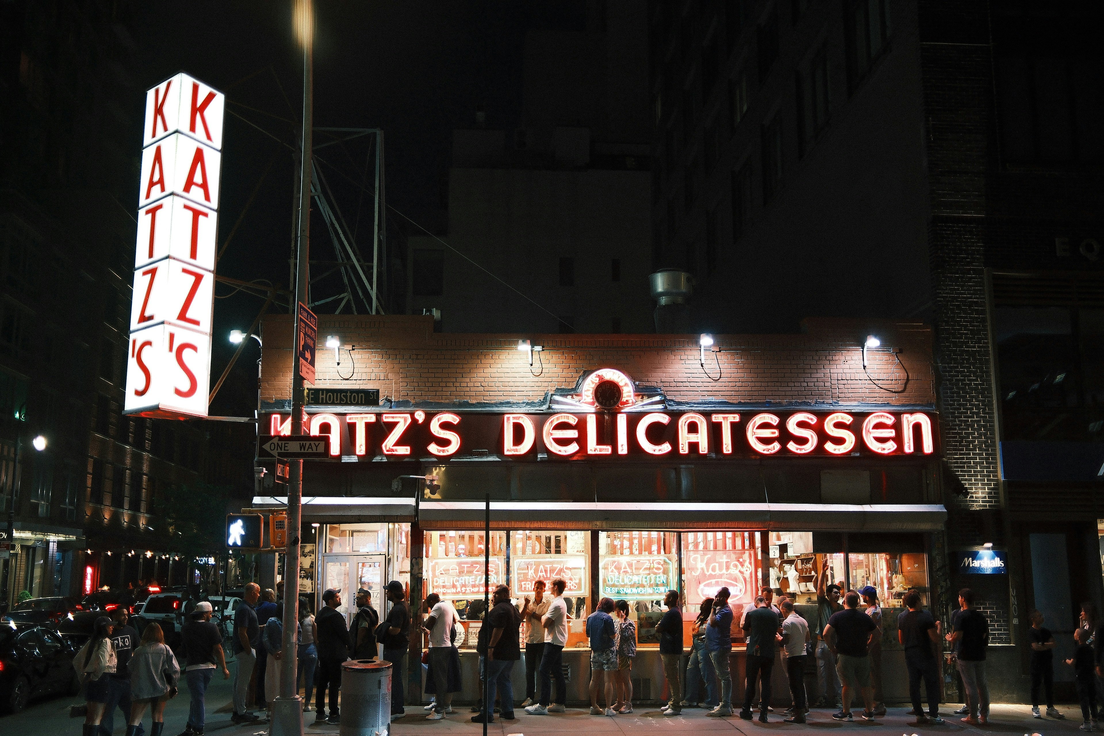 Katz’s Delicatessen招牌下的夜晚繁華街景