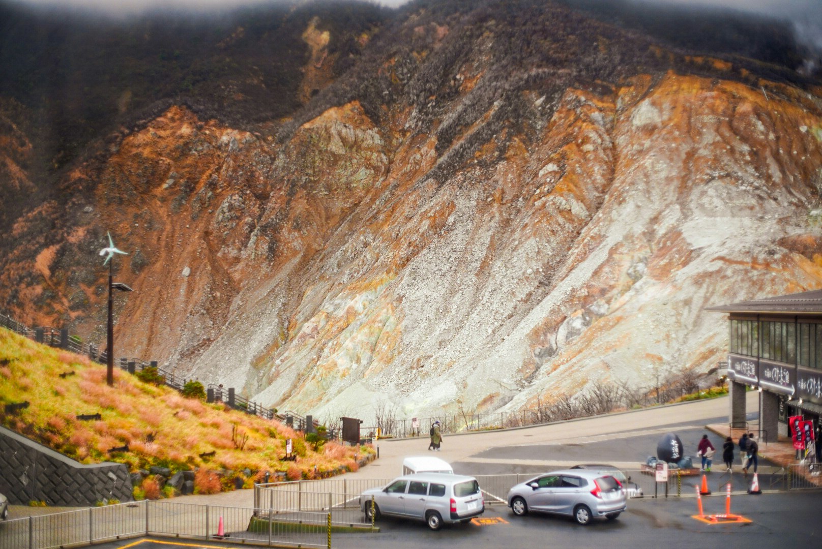 山体岩壁与道路旁车辆的风景