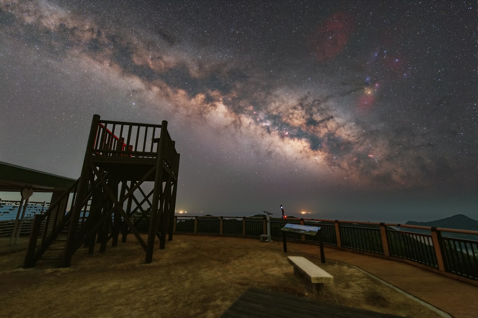 Vista della Via Lattea e della terrazza di osservazione di notte