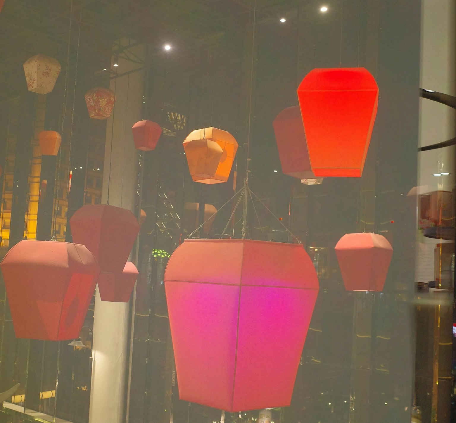 色とりどりのランタンが吊るされた室内の風景