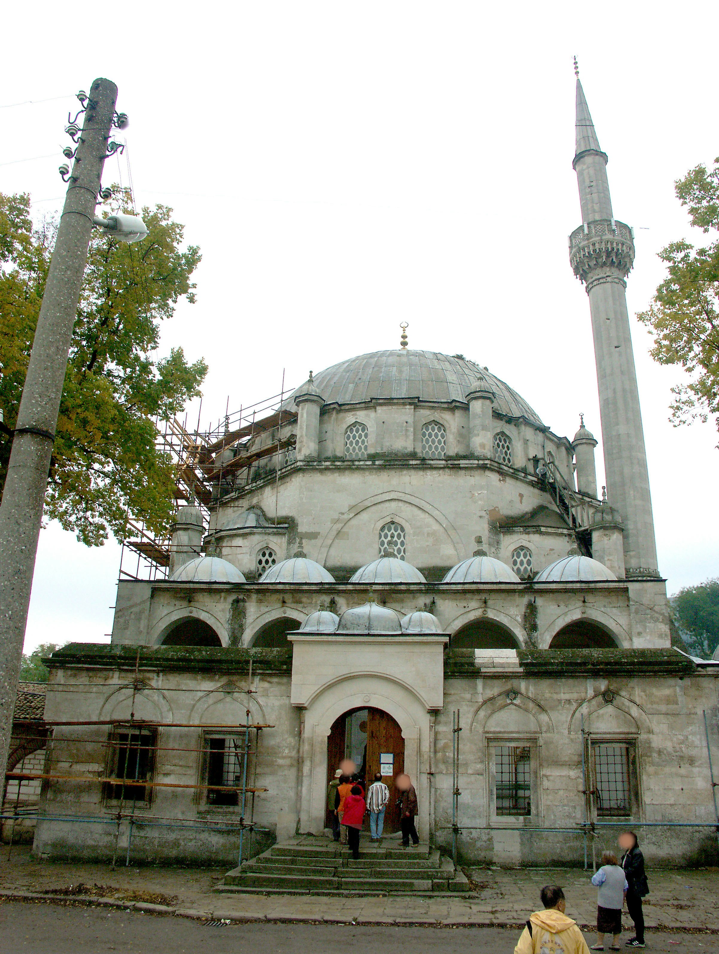 Eksterior masjid bersejarah dengan kubah dan menara