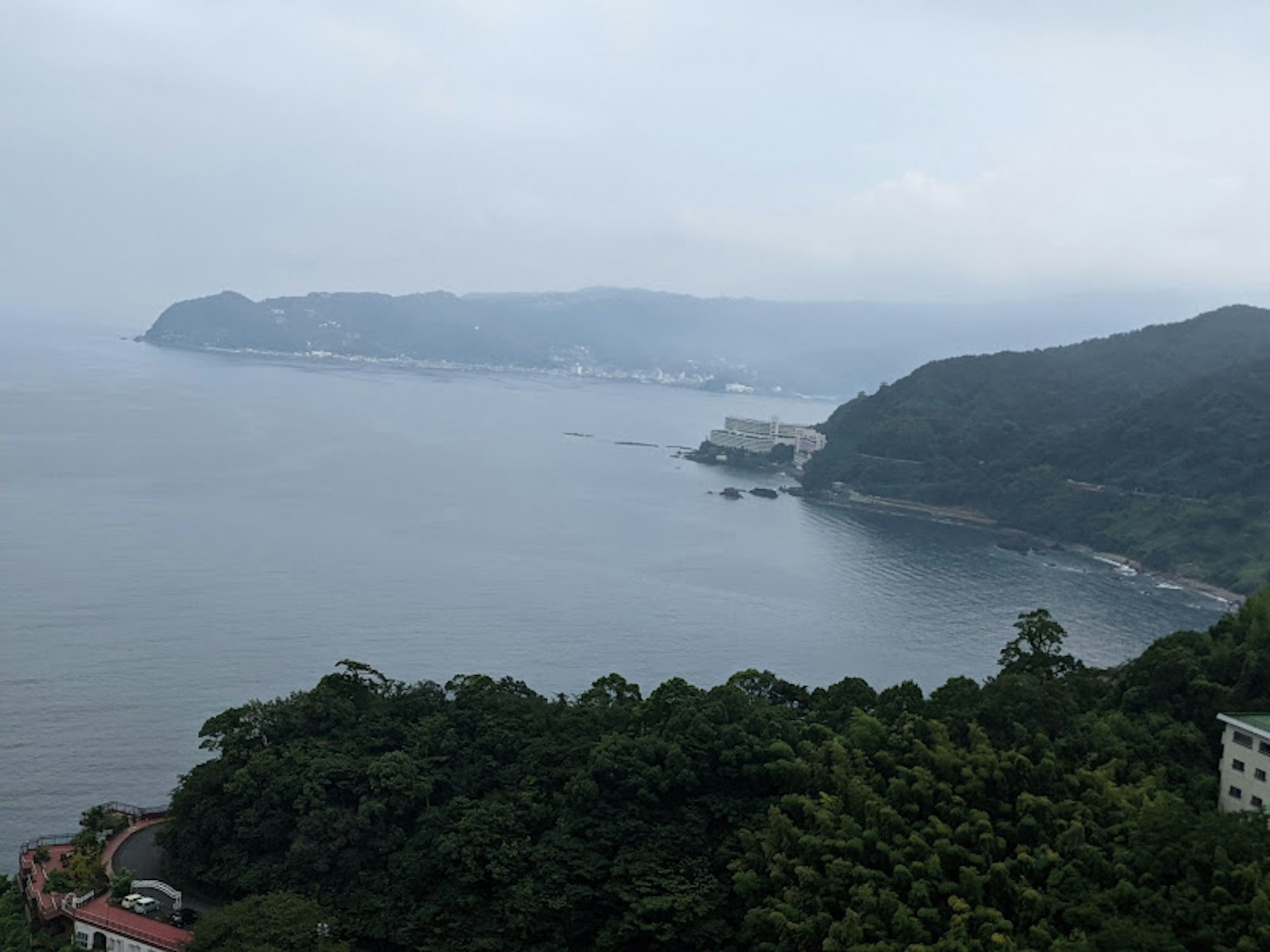 Vue panoramique de montagnes et de mer sous un ciel nuageux