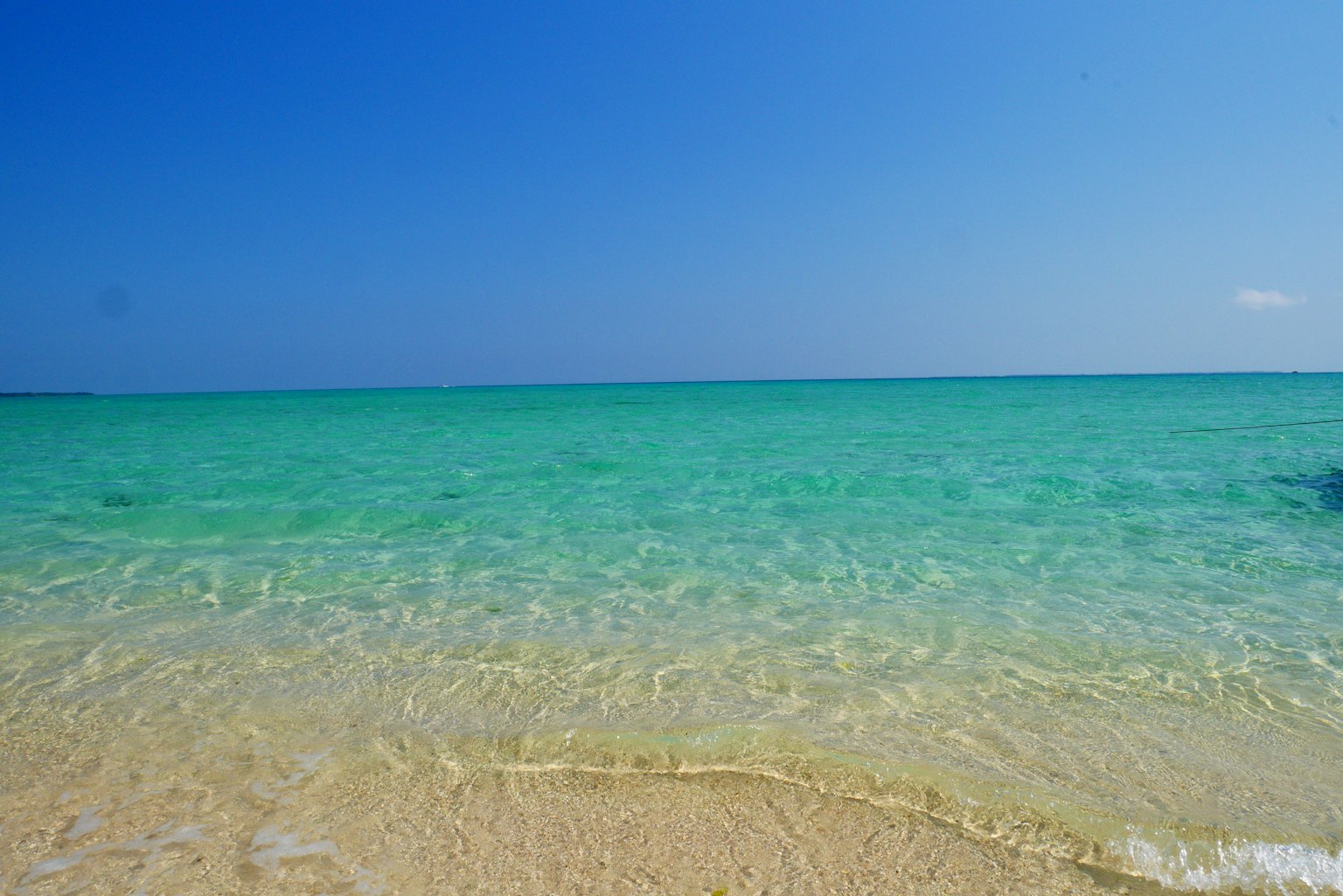 Cảnh bãi biển với bầu trời xanh và nước biển màu ngọc lam